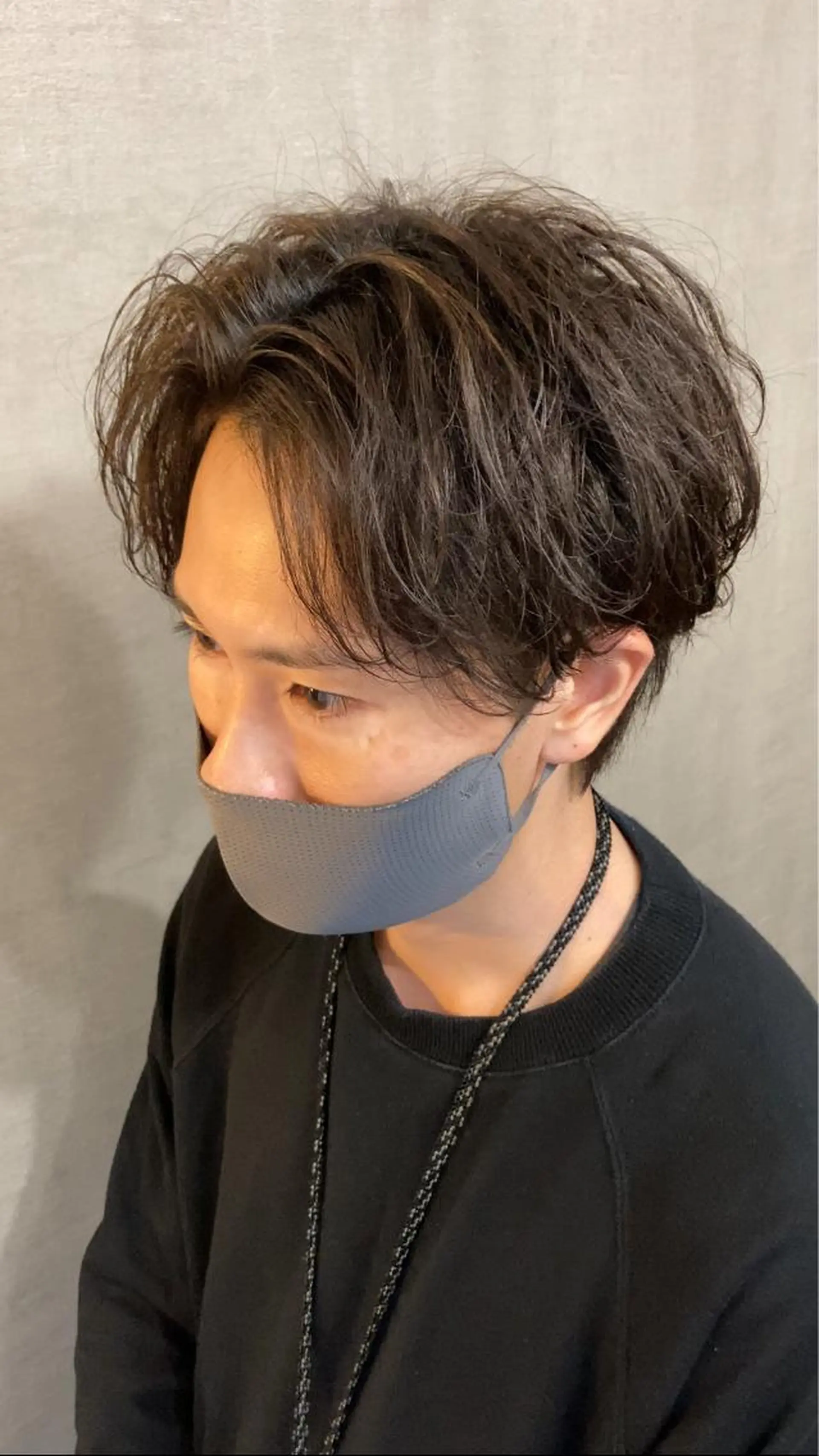ミディアム メンズ ミディアムパーマ センターパート メンズパーマ 波巻きパーマ カット パーマ AUTHENTIC private mens hair salon所属・完全個室マンツーマン メンズサロン草野貴樹のヘアスタイル