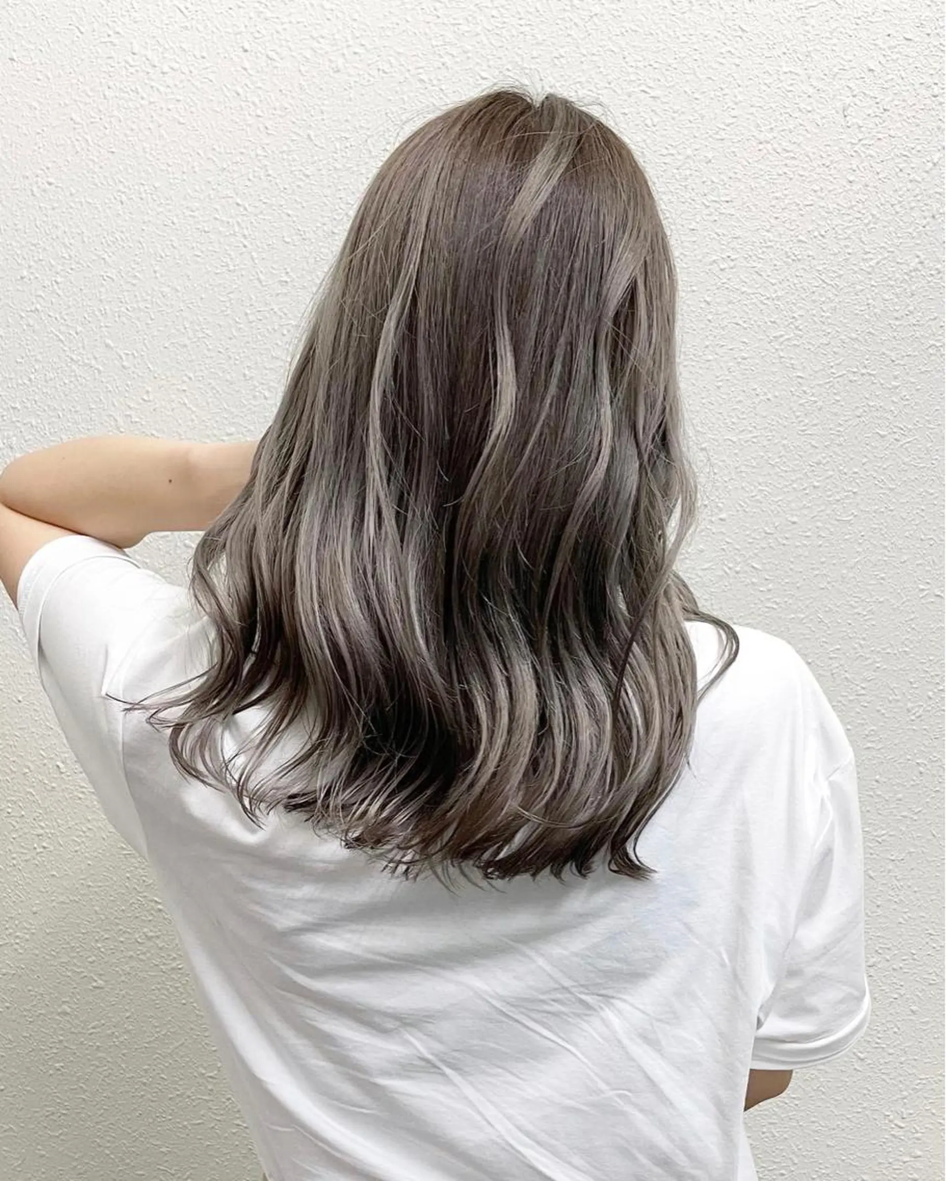 セミロング カラー アッシュ アッシュグレー アッシュグレージュ バレイヤージュ ベージュカラー ヘアカラー グレージュ💎 神戸孝哉のヘアスタイル