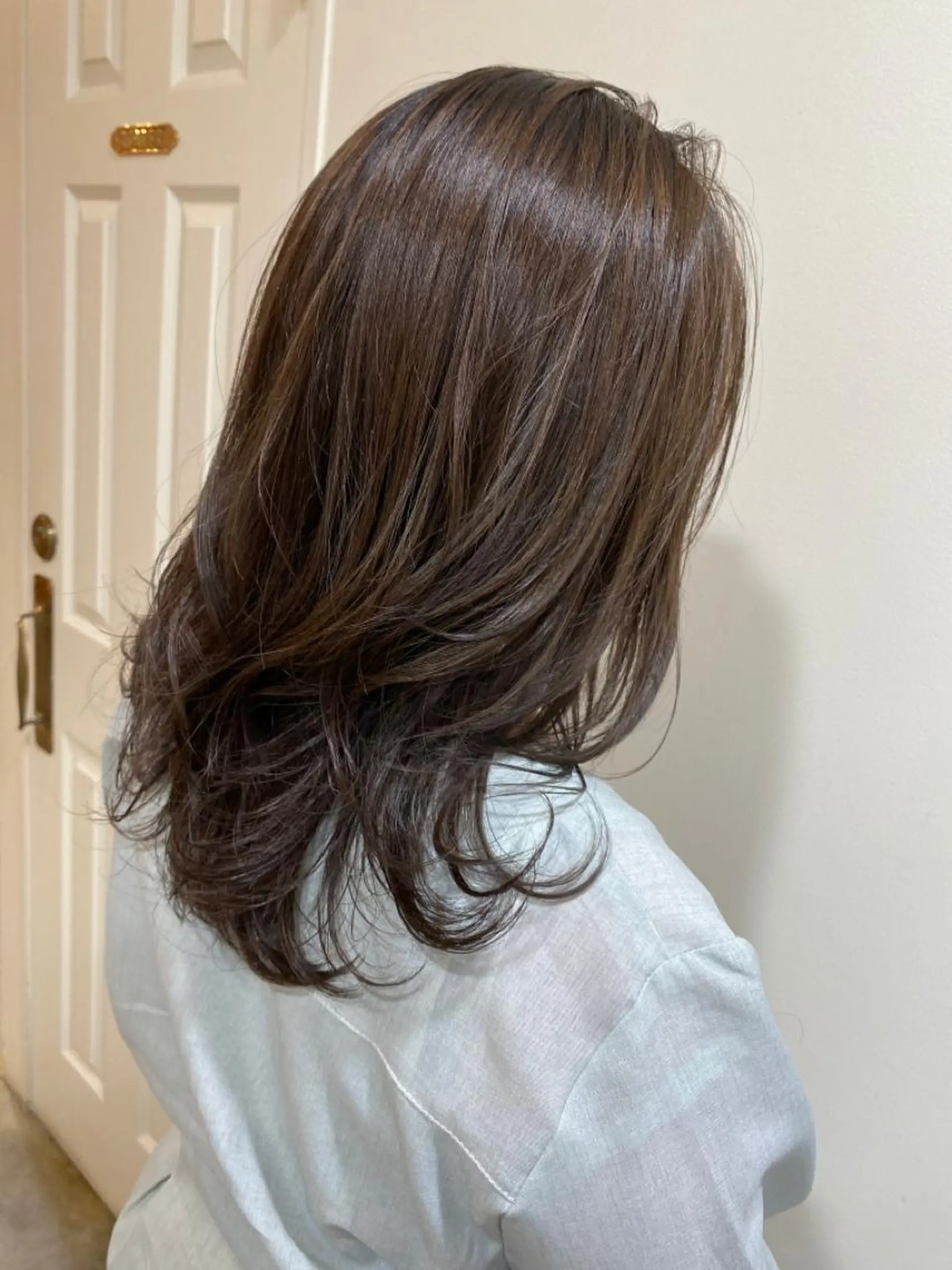 ミディアム カラー グレージュ カット ヘアカラー RIKA韓国ヘア/く びれヘア/上品カラーのヘアスタイル