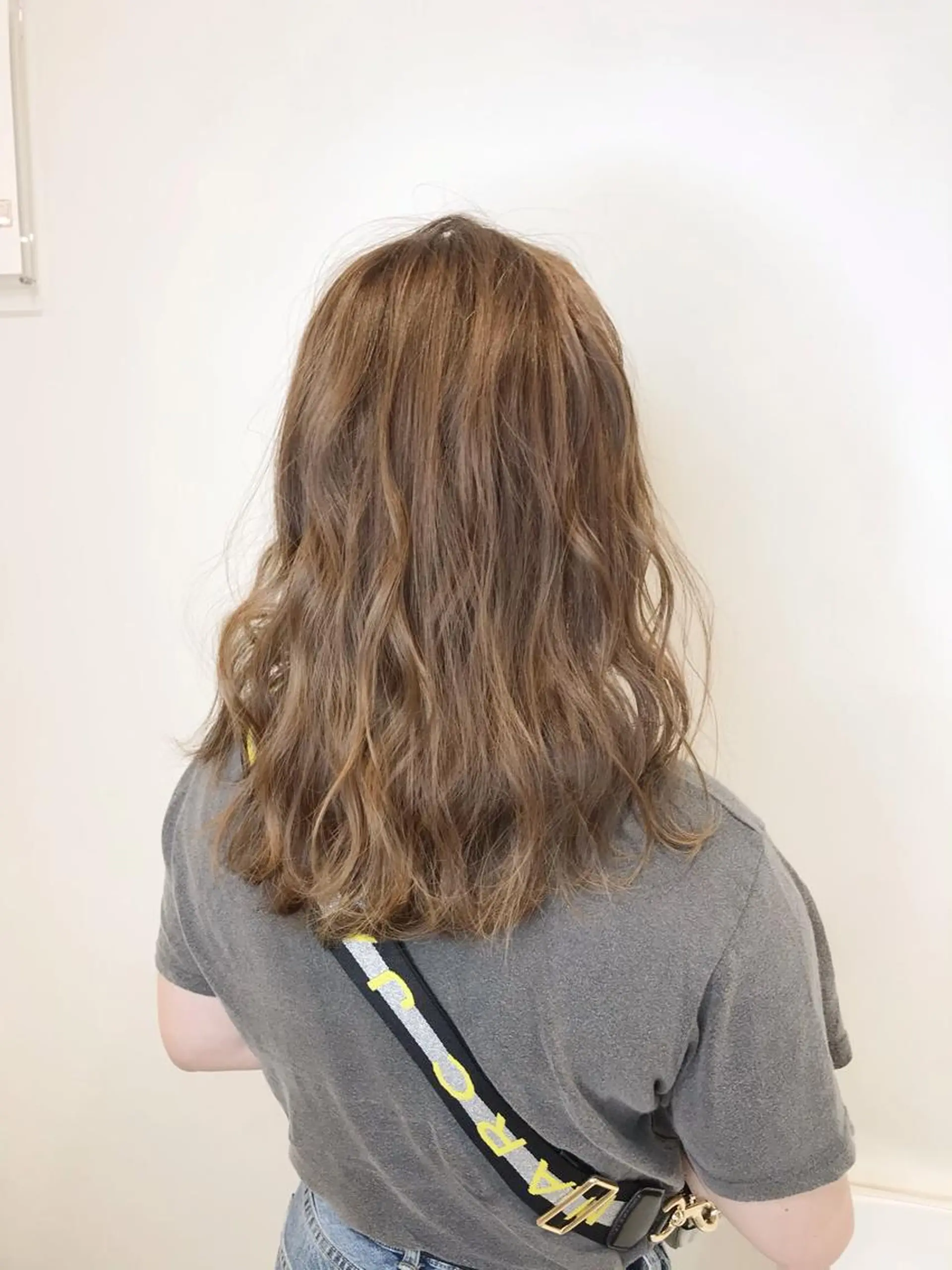 ミディアム カラー アッシュ ベージュカラー 透明感カラー イルミナカラー カット ヘアカラー トリートメント ボブ・レイヤーカット 吉敷航一のヘアスタイル