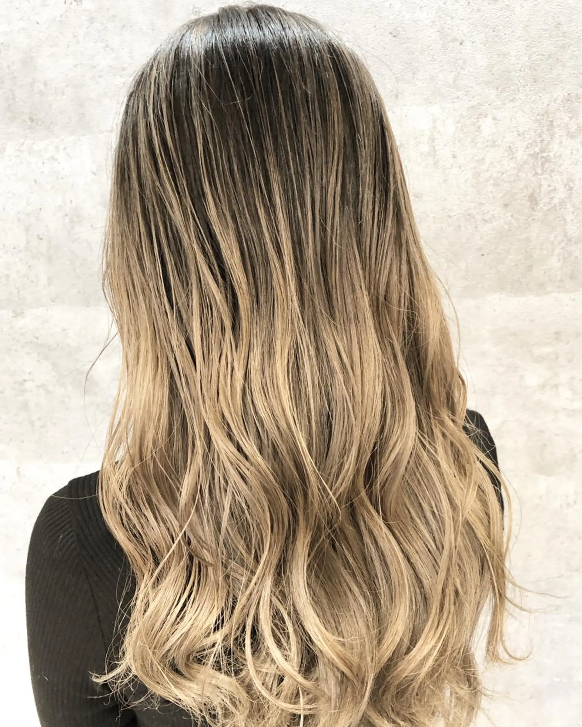 ロング カラー アディクシーカラー ブリーチ ブロンド ケアブリーチ イルミナカラー 髪質改善で 憧れの潤艶美髪にのヘアスタイル