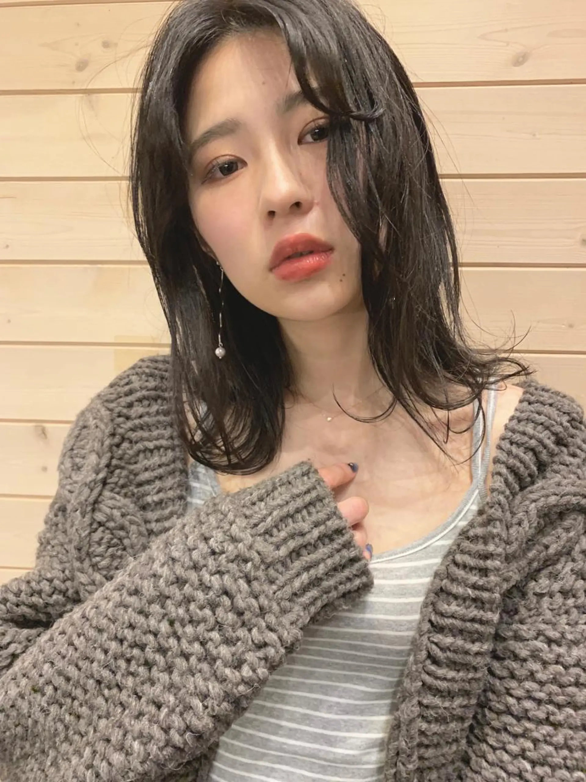 セミロング カラー パーマ 外ハネヘア 安達 俊亮のヘアスタイル