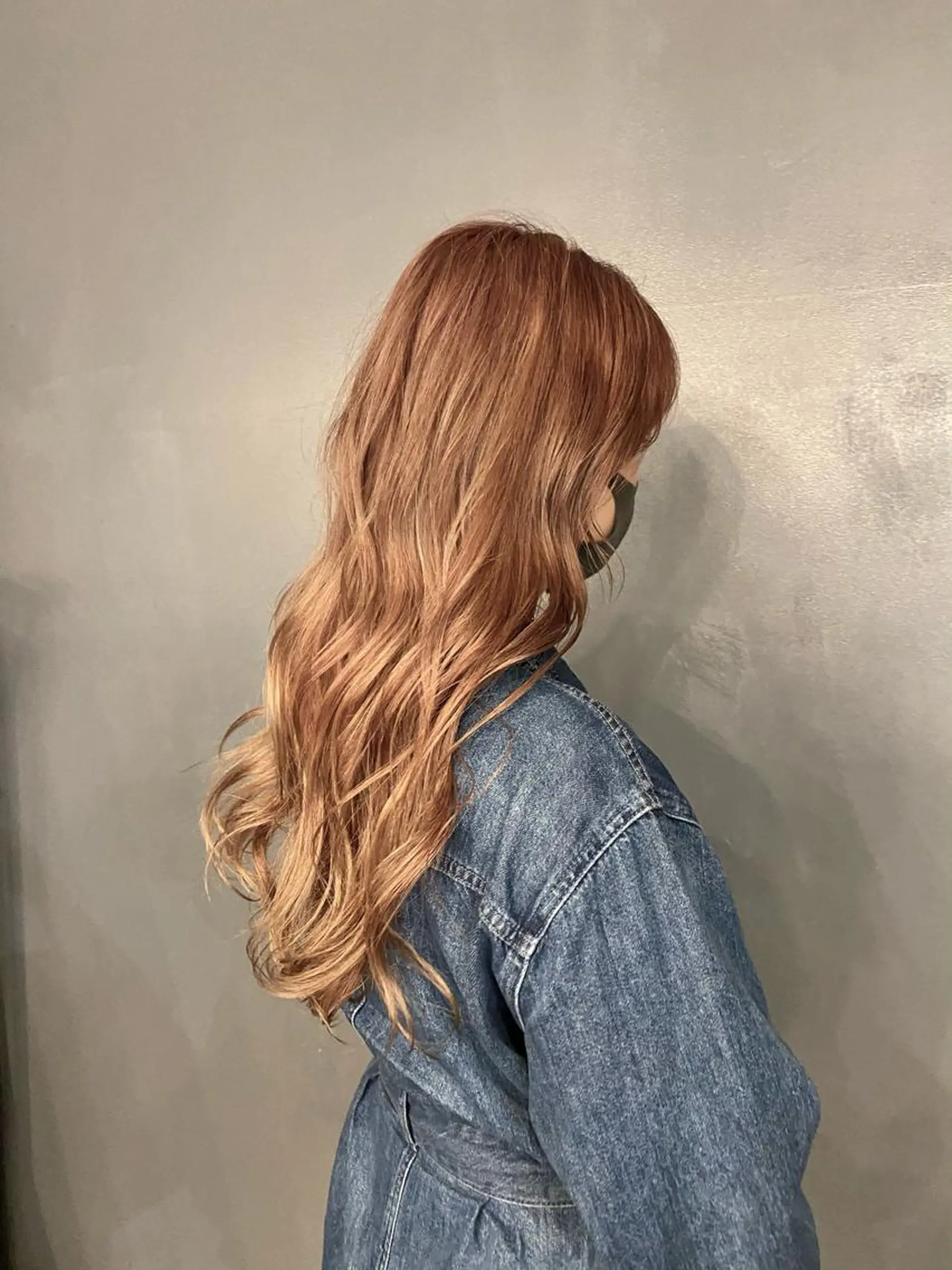 ロング モモコ/ブリーチ/ ミルクティカラーのヘアスタイル