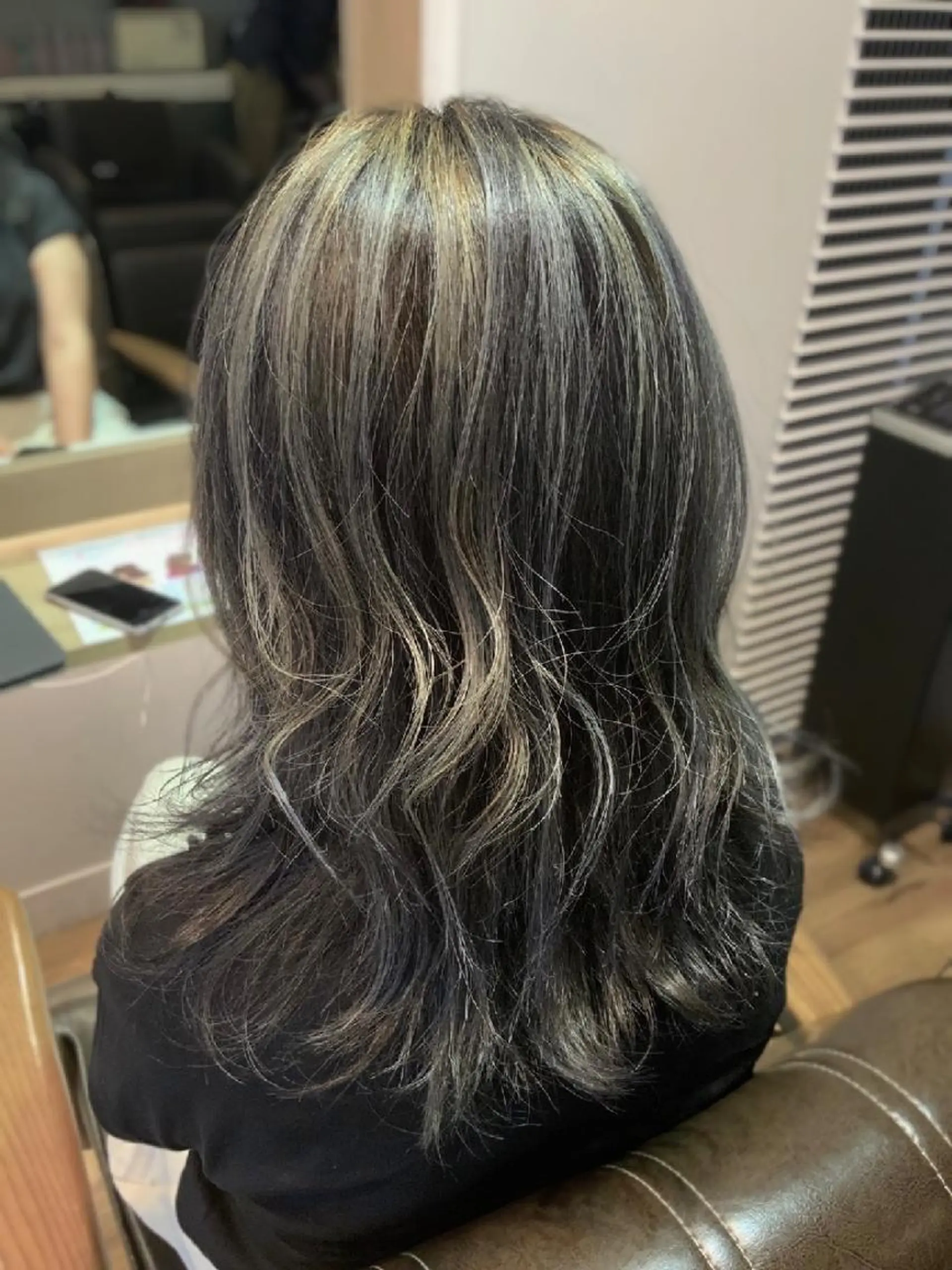 カラー アッシュ アッシュグレー ブリーチ ハイライトカラー ヘアカラー トリートメント 堀 望美のヘアスタイル