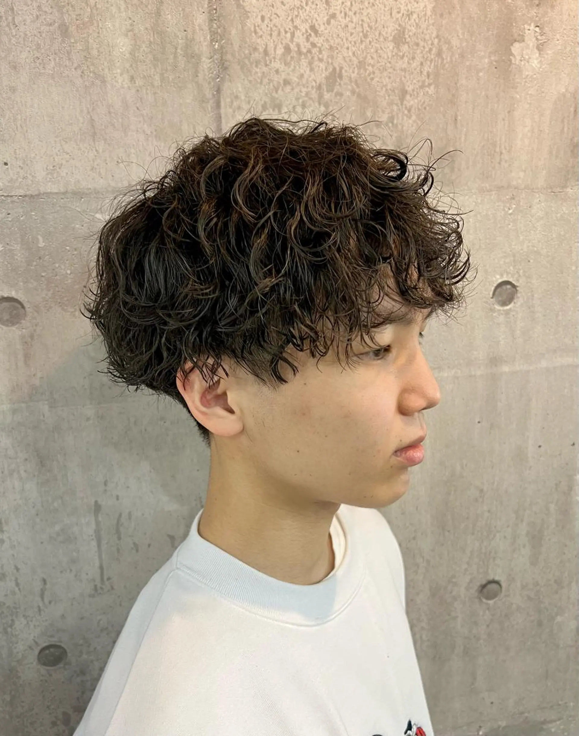 パーマ メンズ メンズパーマ 波巻きパーマ 興津/韓国レイヤー ダブルカラー美髪縮毛のヘアスタイル