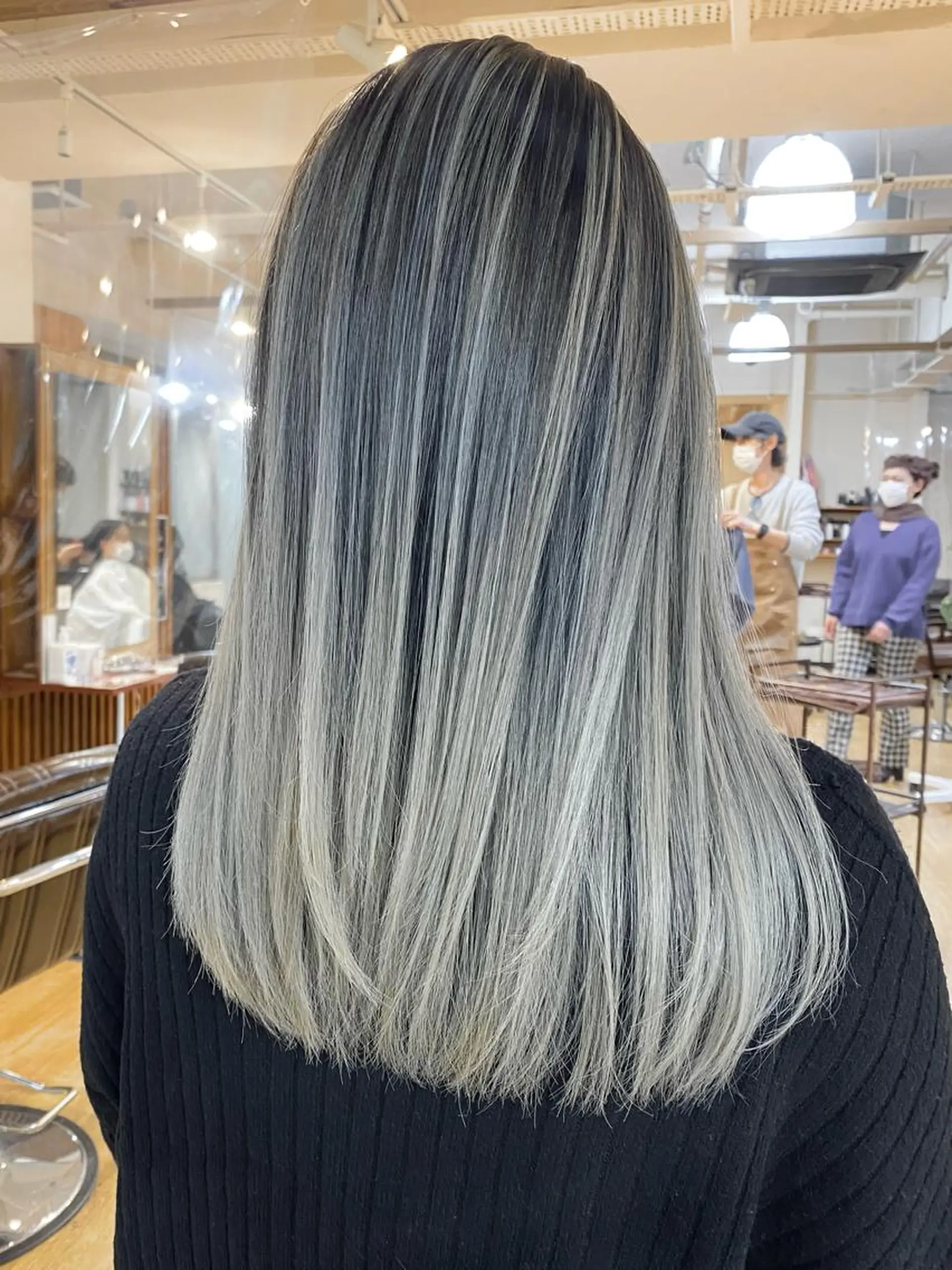 セミロング レイヤーカット 白髪ぼかし バレイヤージュ志鎌のヘアスタイル