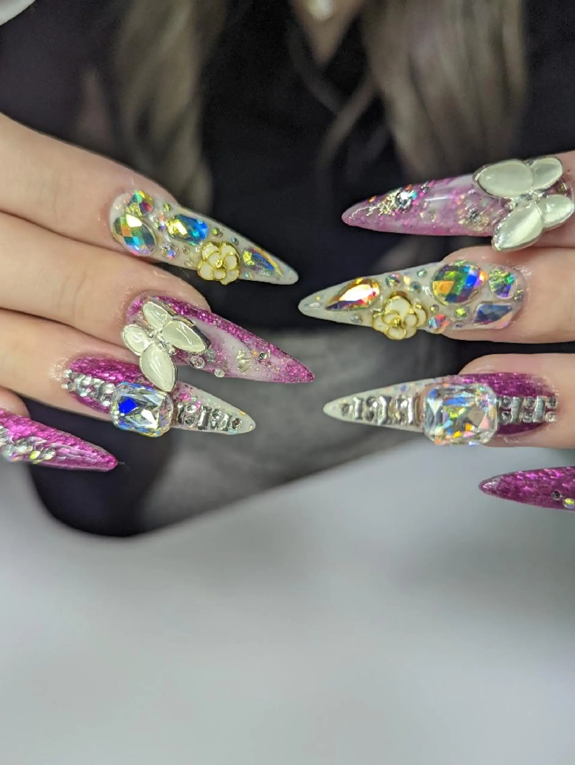 ロング ハンドネイル クロキ 。のネイルデザイン