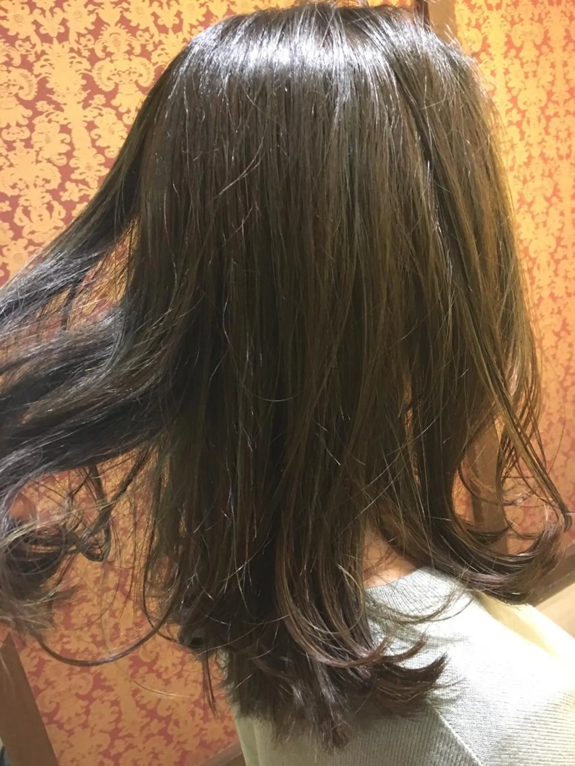 ミディアム カラー ウルフカット／吉村 桃子のヘアスタイル