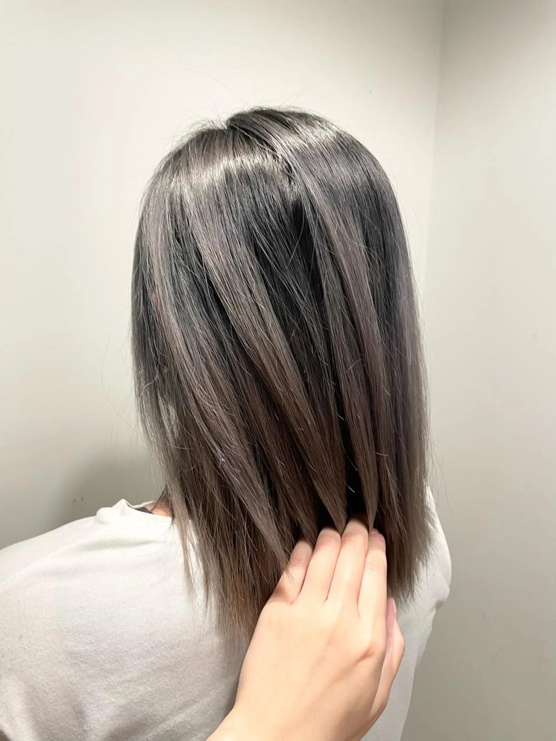 ミディアム カラー 岩谷 愛依のヘアスタイル