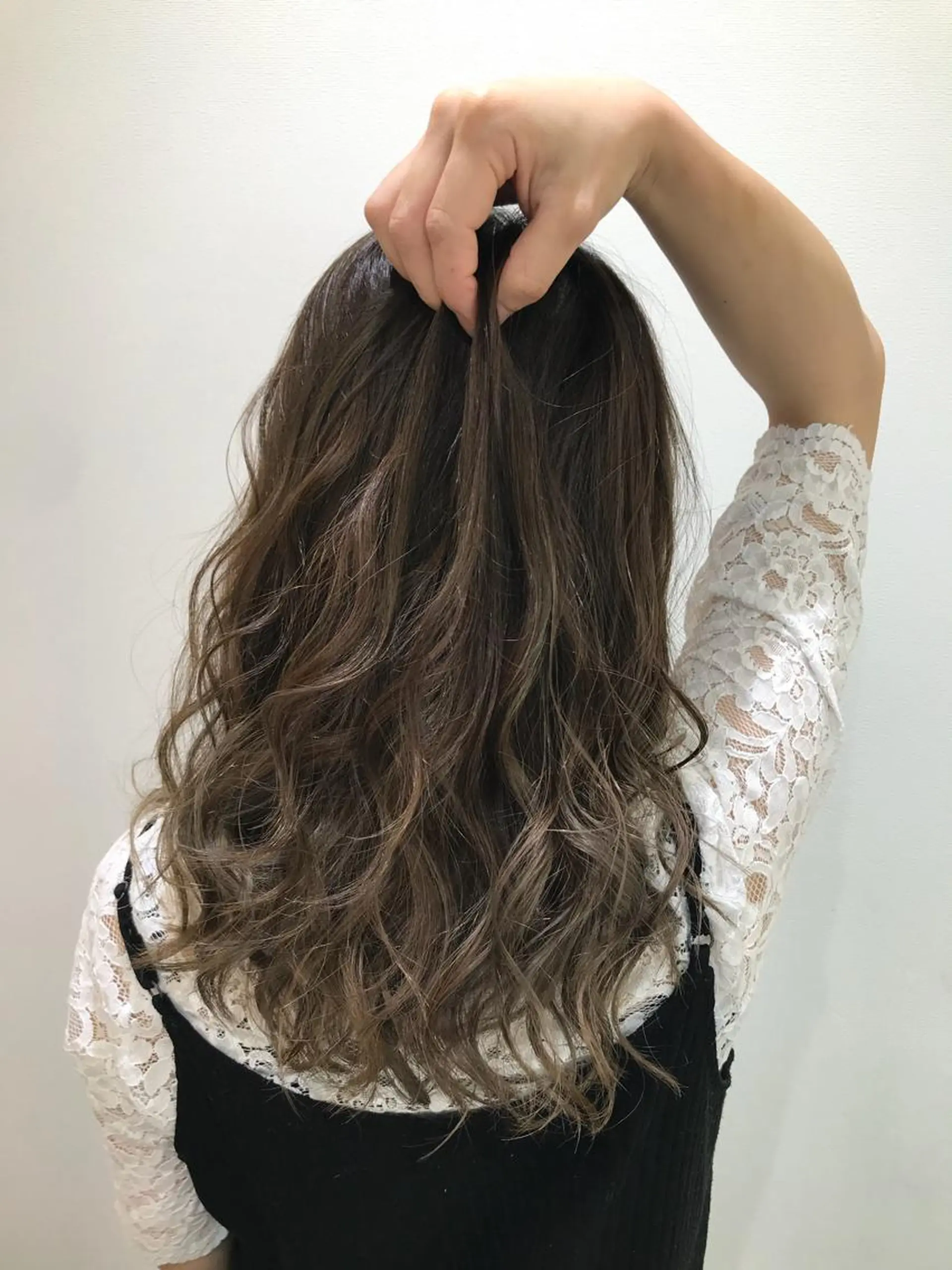 ロング カラー グラデーションカラー グレージュ 清藤綾/脱白髪染め 白髪ぼかしハイライトのヘアスタイル