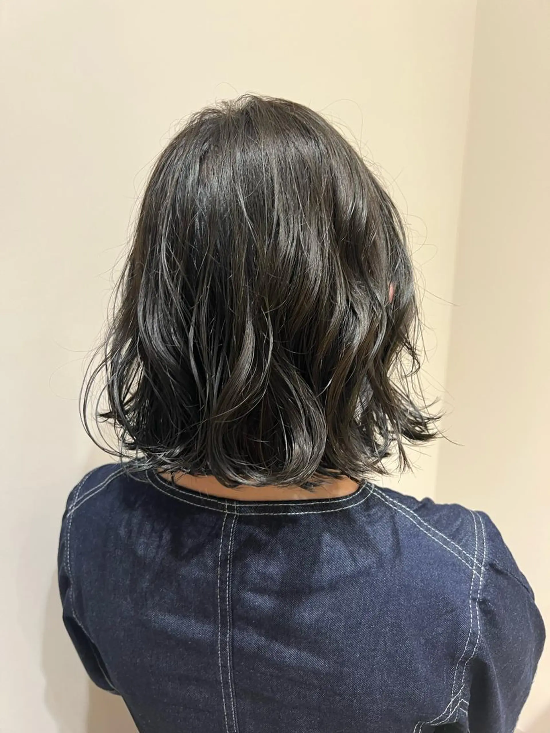 ショート カラー ヘアアレンジ 黒髪 ブルーカラー ブルーブラック 暗髪カラー🫐パーマ おくだりんかのヘアスタイル