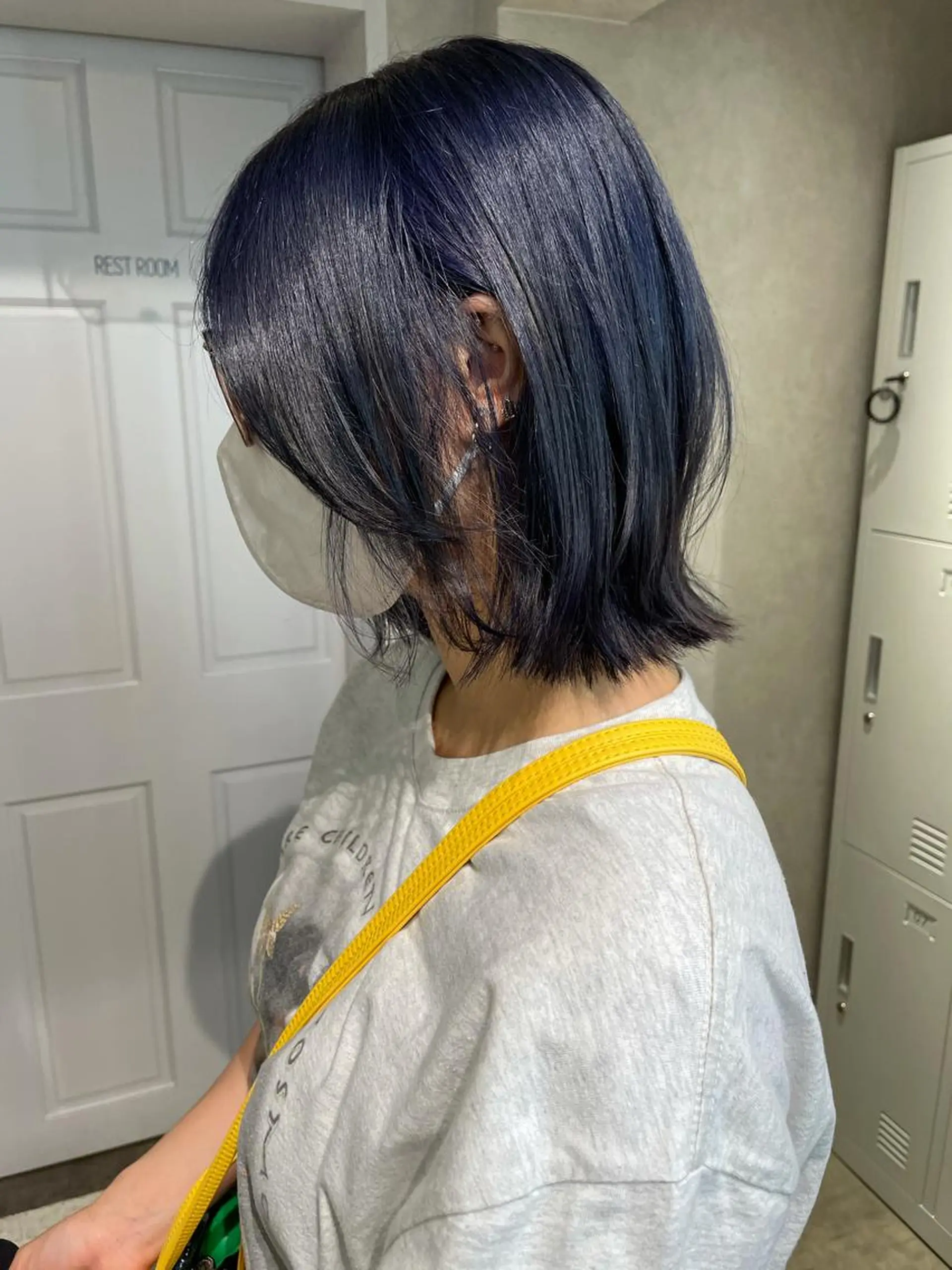 ミディアム カラー 黒髪 ブリーチ ブルーカラー ブルーブラック ヘアカラー ナチュラル透明感🌱 小山美樹子のヘアスタイル