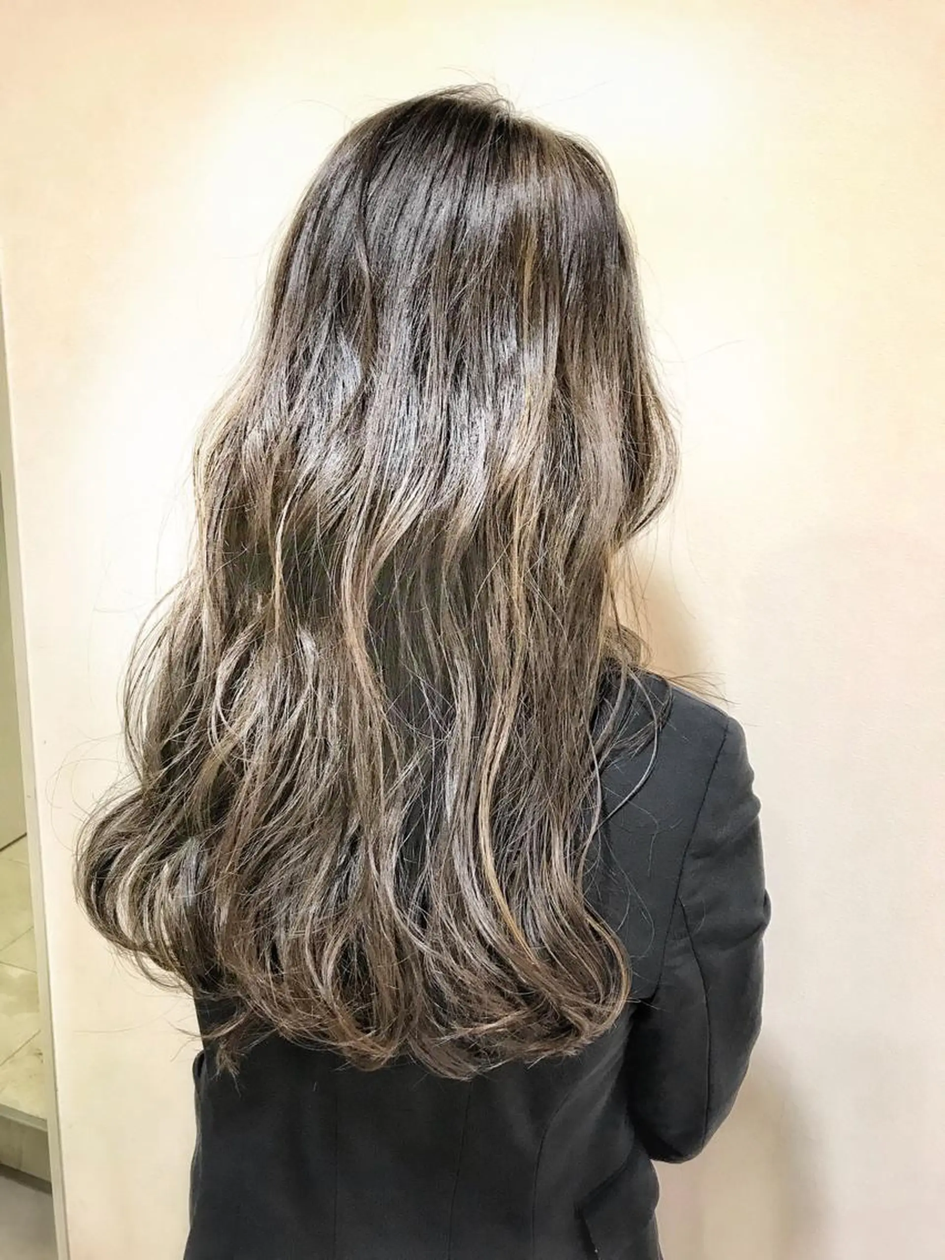 ロング カラー ベージュカラー ハイライトカラー ハイライト レイヤーカット ロング Miru by INCE HAIRのヘアスタイル