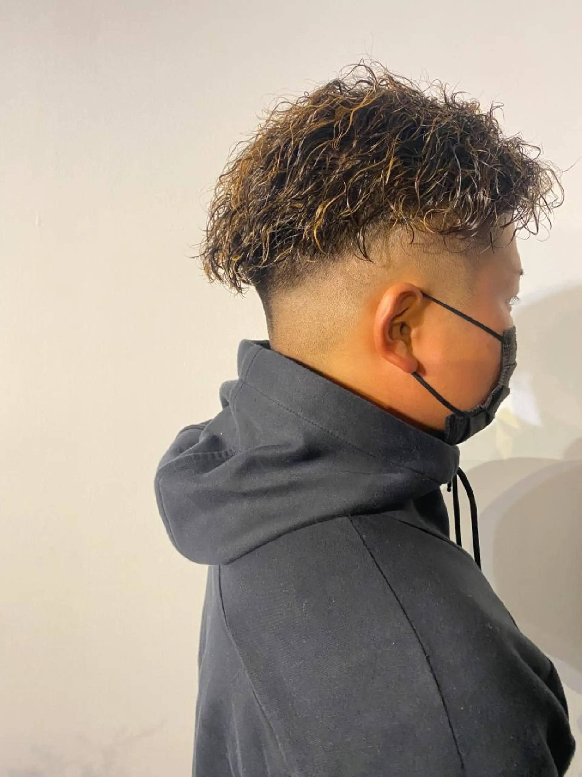 ショート パーマ メンズ メンズブリーチ コンマヘア フェードカット メンズハイライト カルマパーマ カット パーマ トリートメント 🔹YUTA🔹 メンズパーマのヘアスタイル