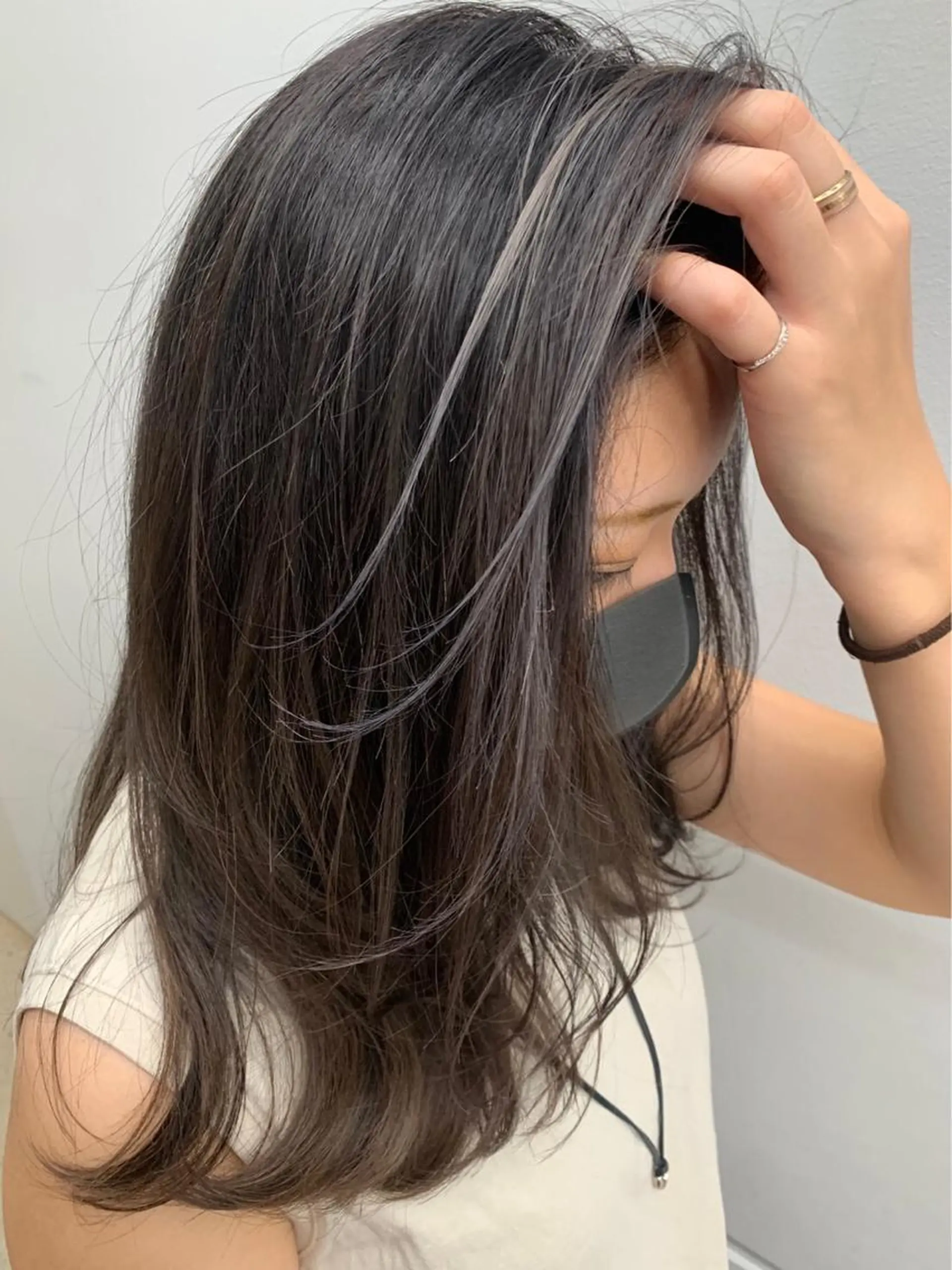 カラー ミストバング  フェイスフレーミング ハイライトカラー オリーブカラー シルバー レイヤーカット 早崎太生のヘアスタイル