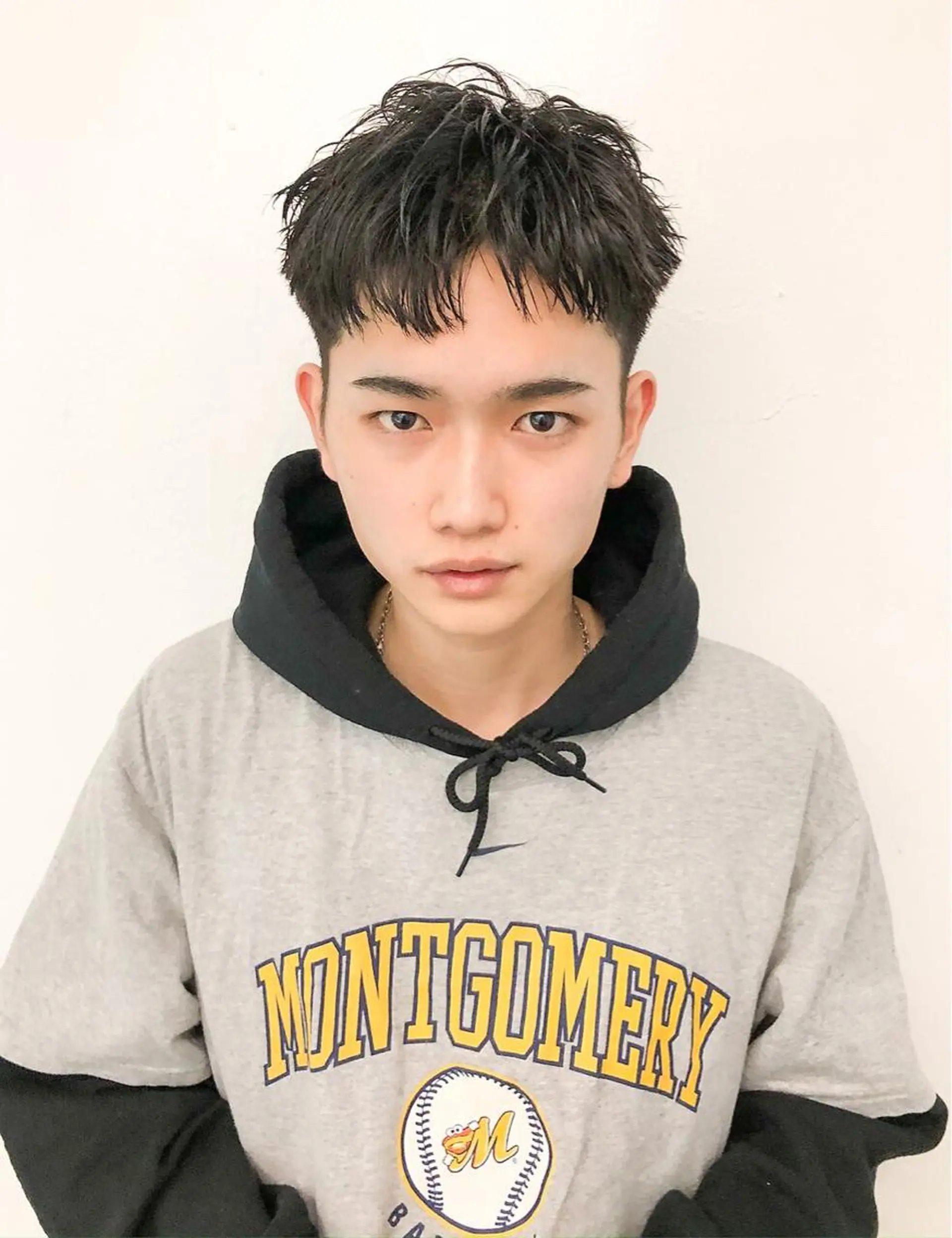 ショート カラー パーマ メンズ メンズバレイヤージュ メンズブリーチ センターパート フェードカット メンズハイライト スパイラルパーマ 🌐hina⭐️のヘアスタイル