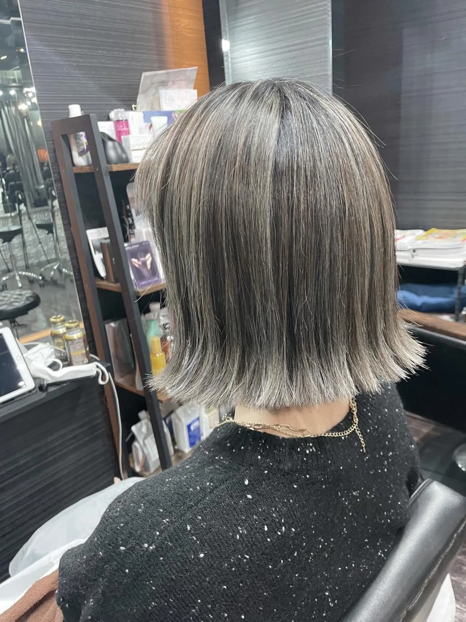 ショート カラー ハイライトカラー シルバー ハイライト ヘアカラー トリートメント VERONIQUE所属・山本 雅由のヘアスタイル