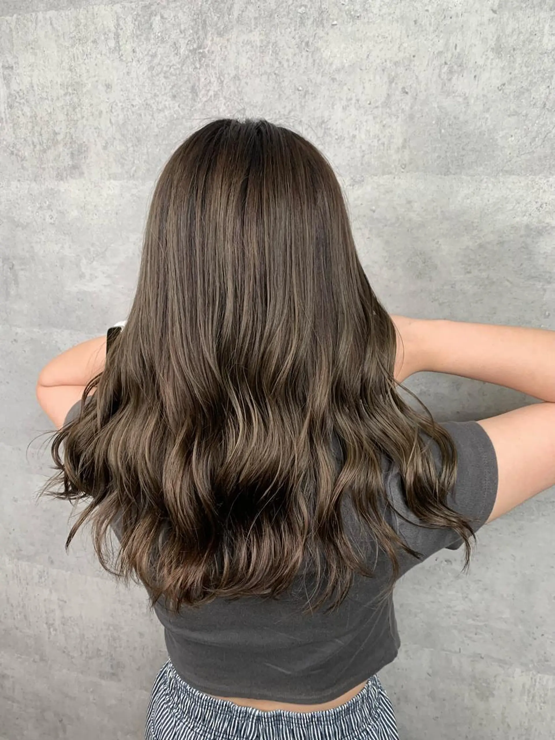 セミロング カラー ベージュカラー オリーブベージュ mimiiy梅田 中崎町ハイトーンのヘアスタイル