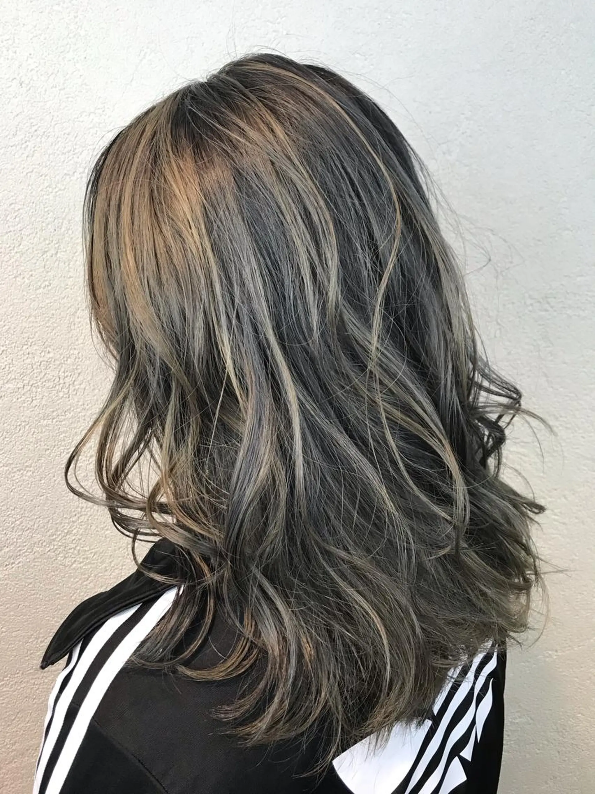 セミロング カラー アッシュ 透明感カラー ハイライトカラー シルバー シルバーアッシュ カット ヘアカラー トリートメント デザインカラー🌈 高木リョウのヘアスタイル