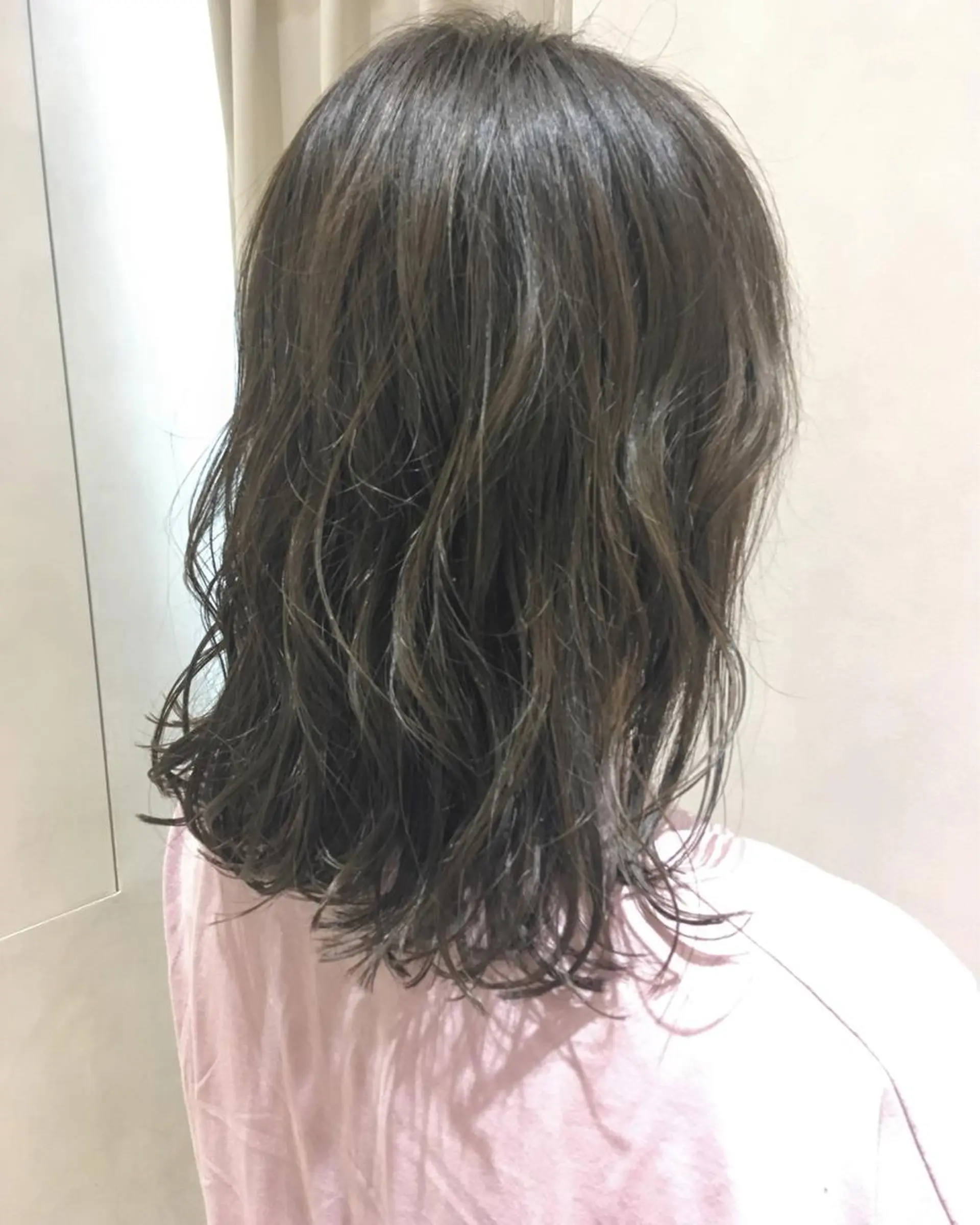 セミロング カラー ヘアアレンジ グレージュ エグチ アキラのヘアスタイル