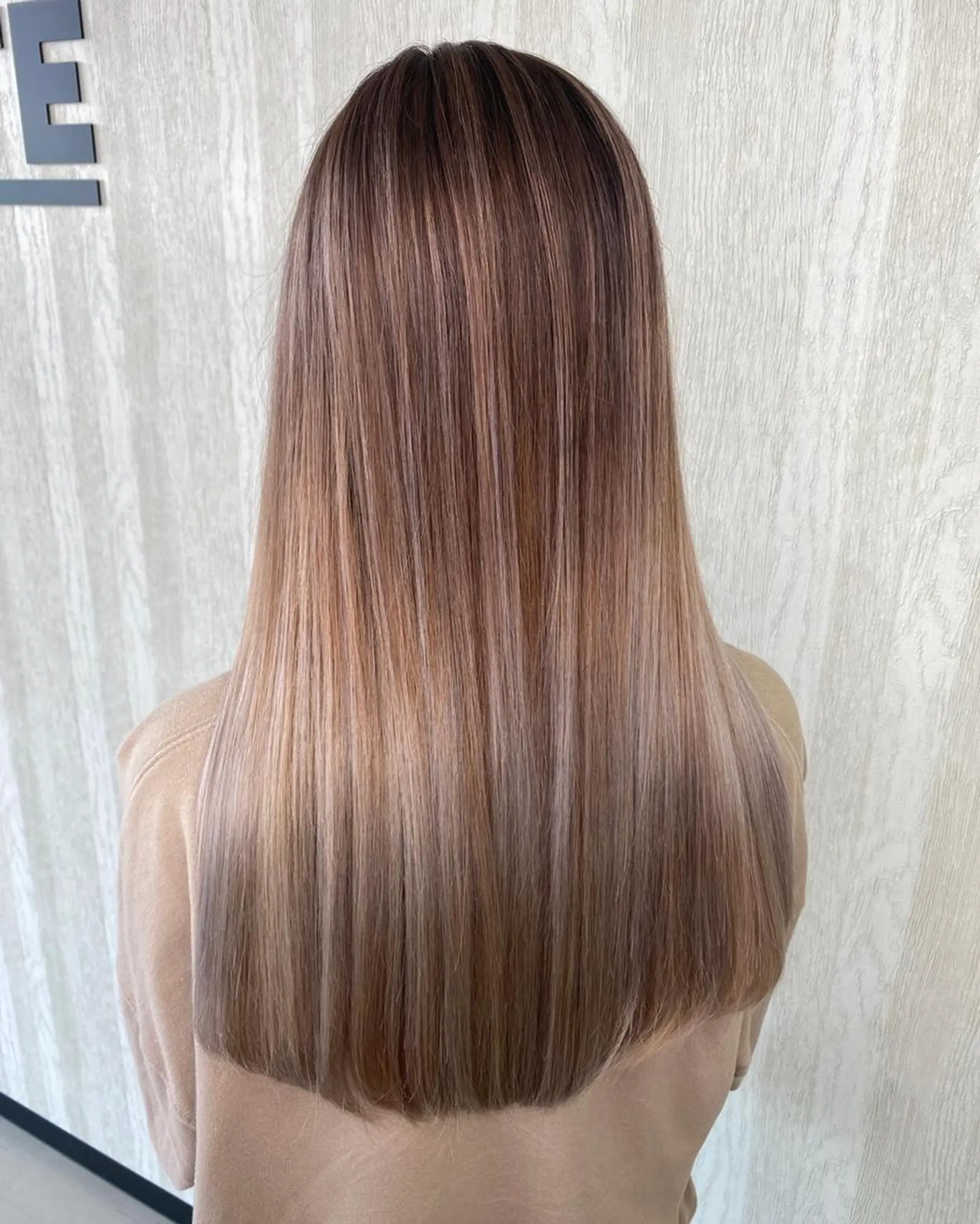 ロング カラー バレイヤージュ ベージュカラー ハイトーンカラー ミルクティーベージュ ホワイトベージュ UNDER vr 【アンダーバー】のヘアスタイル