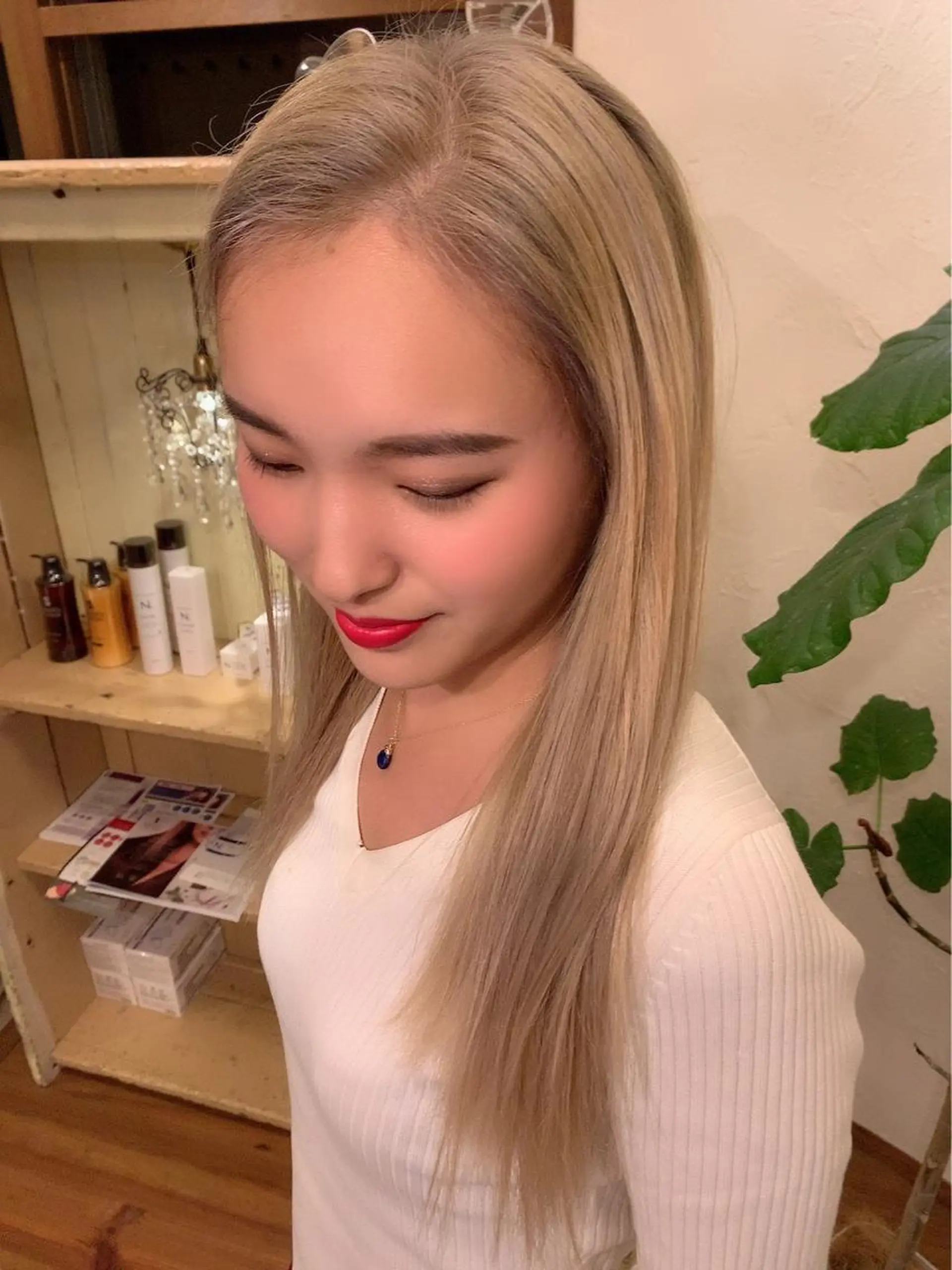 カラー ベージュカラー ブリーチ ホワイトベージュ 井上 歩美のヘアスタイル