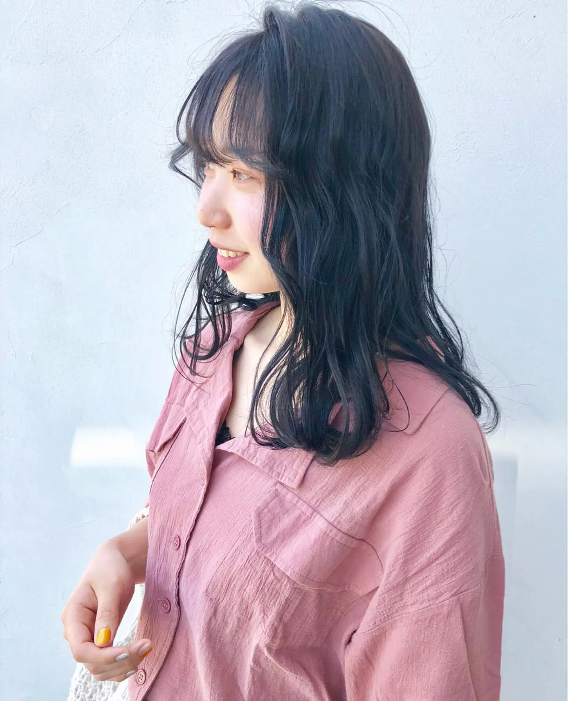 ミディアム カラー ブルーカラー ブルージュ 透明感カラー 岩田 萌那のヘアスタイル