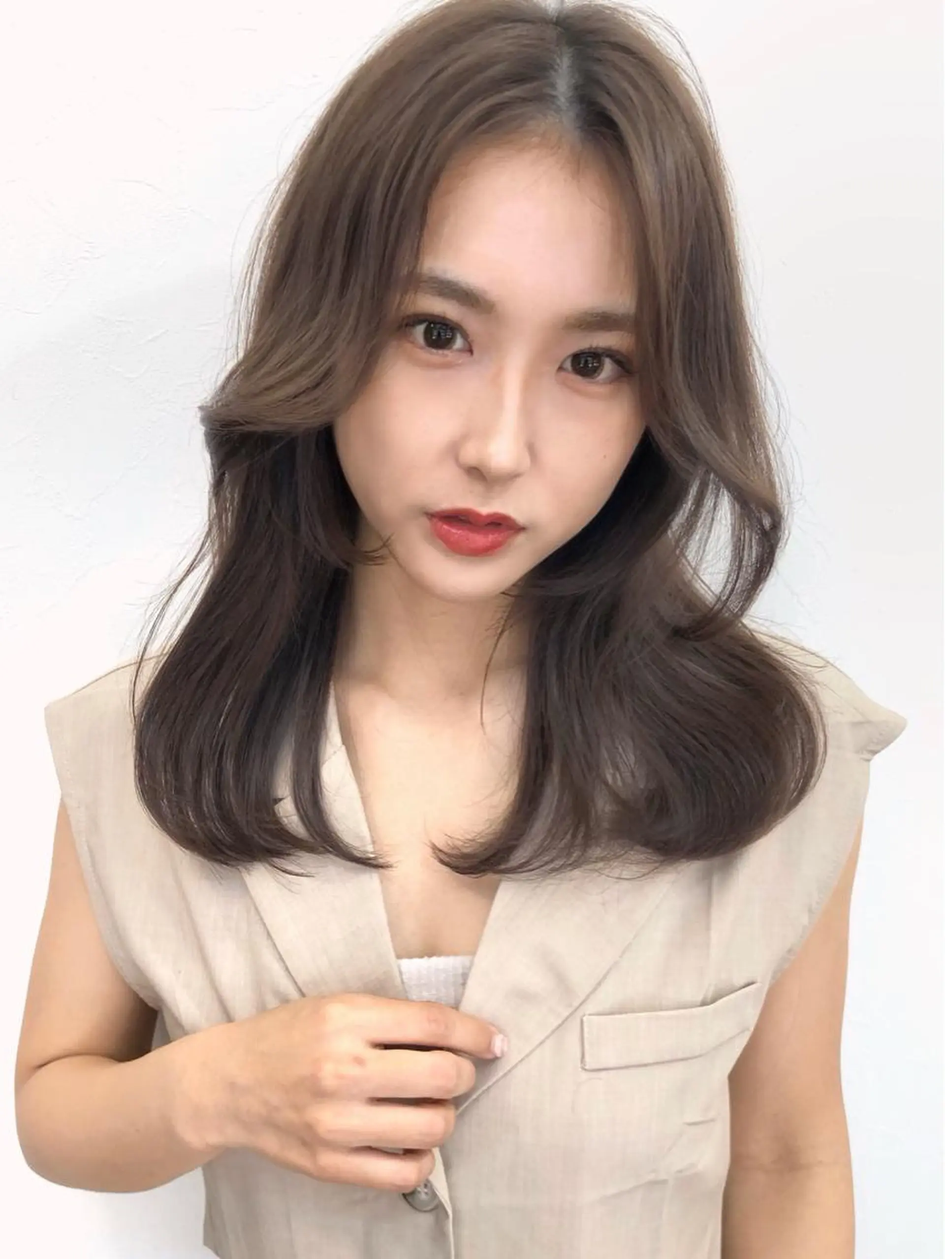 セミロング カラー 透明感カラー くびれヘア 韓国風ヘア カット ヘアカラー トリートメント トレンドヘア🌿 chinariのヘアスタイル
