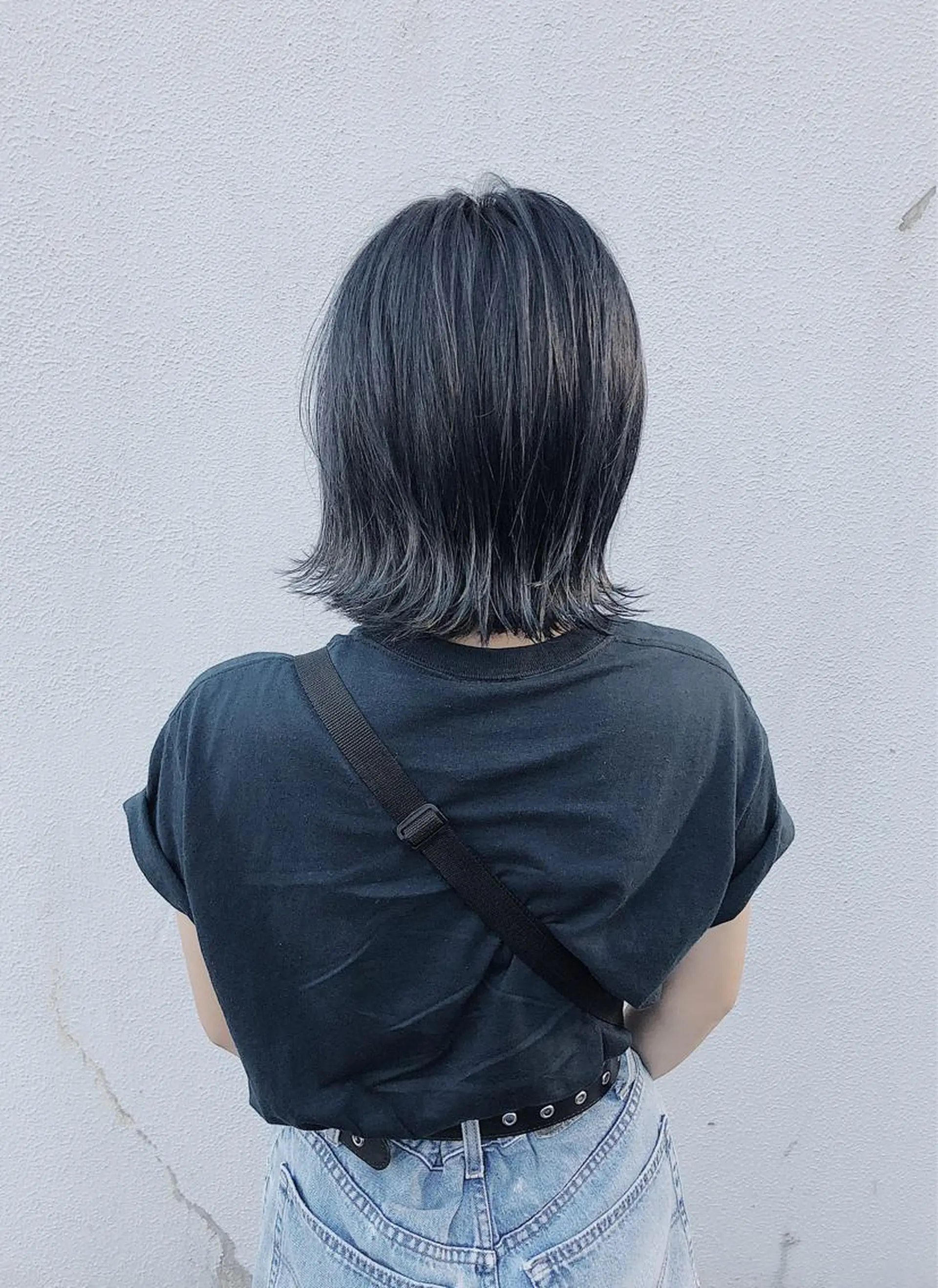 ミディアム カラー シルバー 外ハネヘア ハイトーン/レイヤー /ウルフ⭐️永田⭐️のヘアスタイル