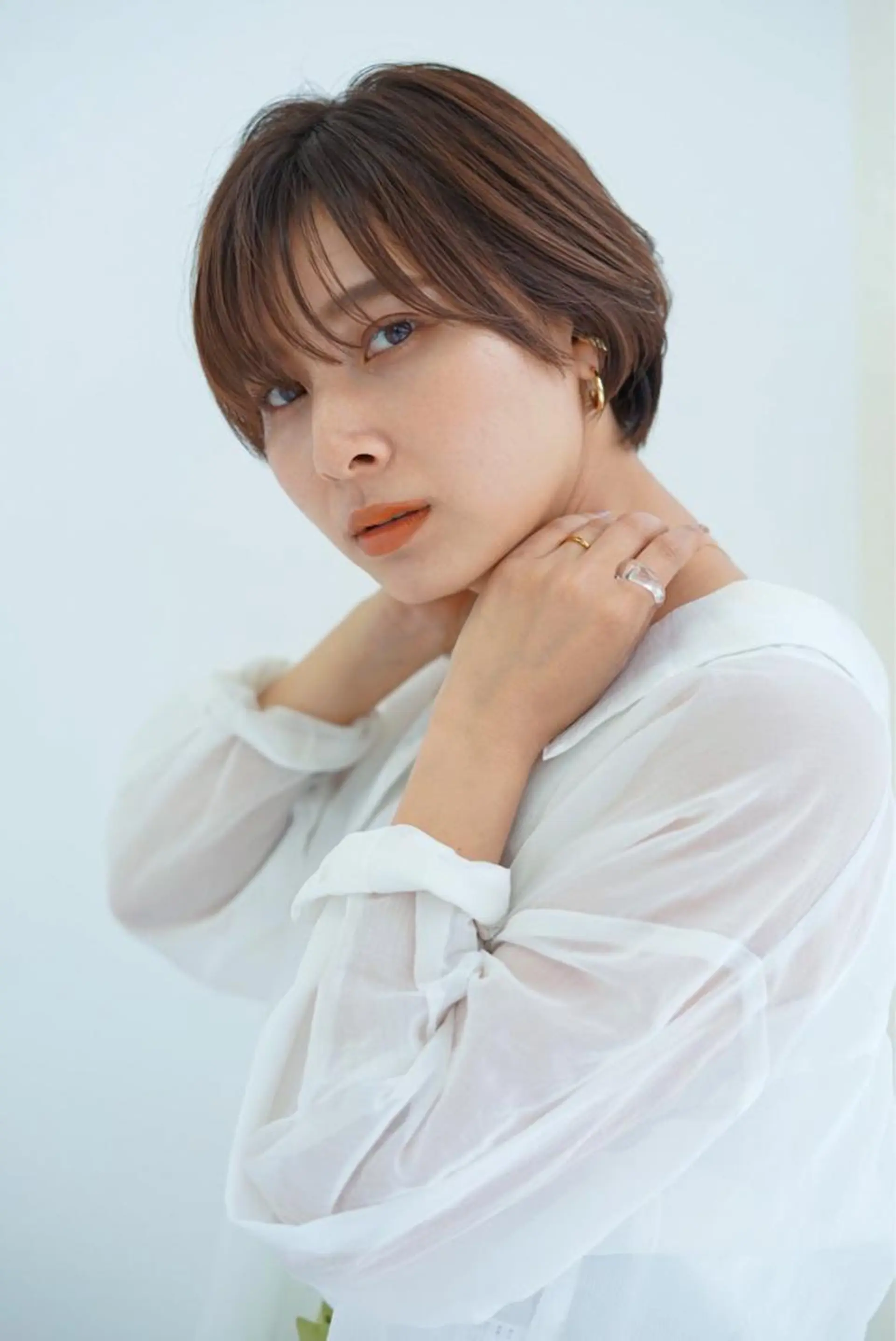 ショート カラー アッシュ ブリーチ ケアブリーチ 透明感カラー ダブルカラー カット トリートメント モリシュンスケ /レイヤー/髪質改善のヘアスタイル