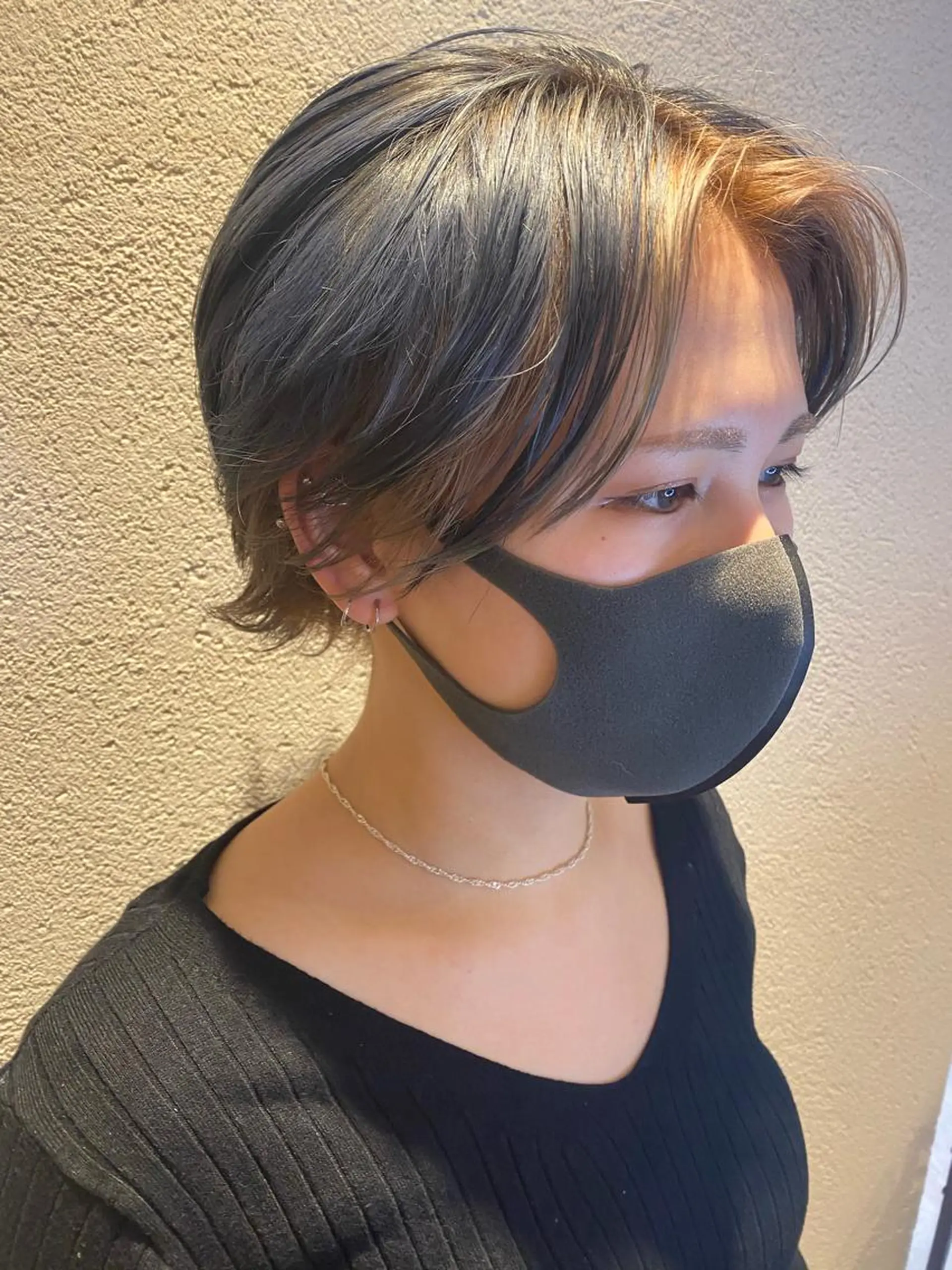 ショート カラー ミストバング 艶カラー　宮﨑 蒼のヘアスタイル