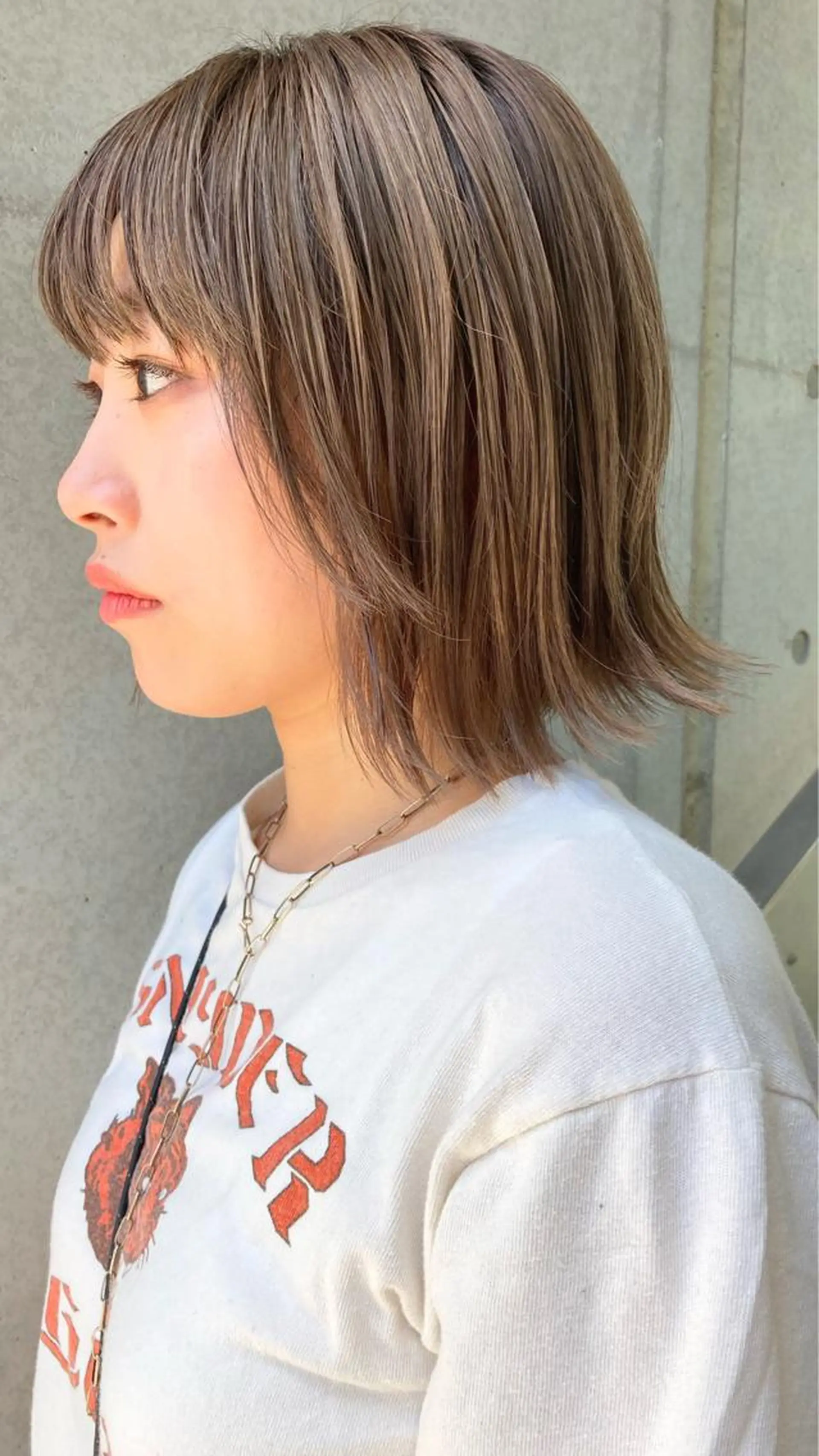 ミディアム カラー ベージュカラー ブリーチ 顔まわりレイヤー デザインカットのヘアスタイル