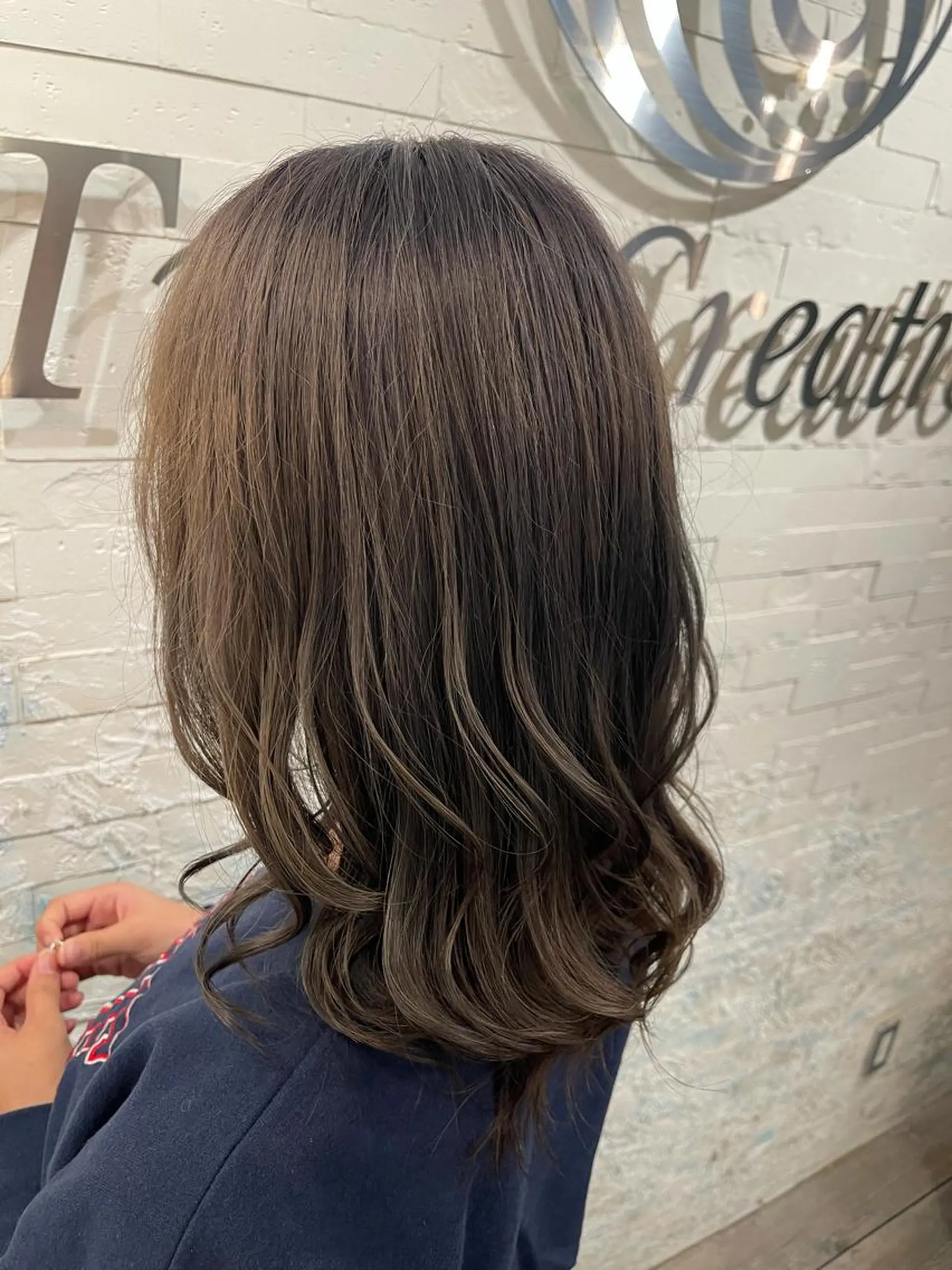 セミロング ハイトーン ／ レイヤー/吉田陸斗のヘアスタイル