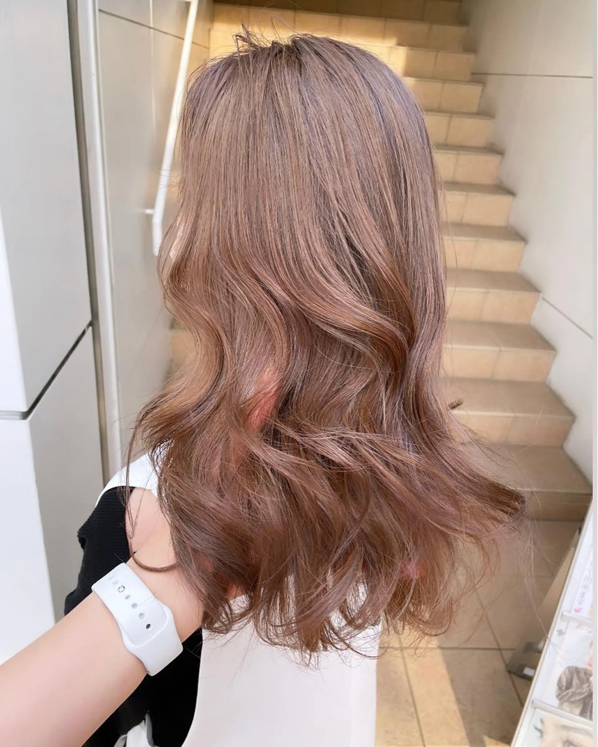 セミロング カラー ベージュカラー ブリーチ ミルクティーベージュ 河西 彩香/ブリーチカラーのヘアスタイル