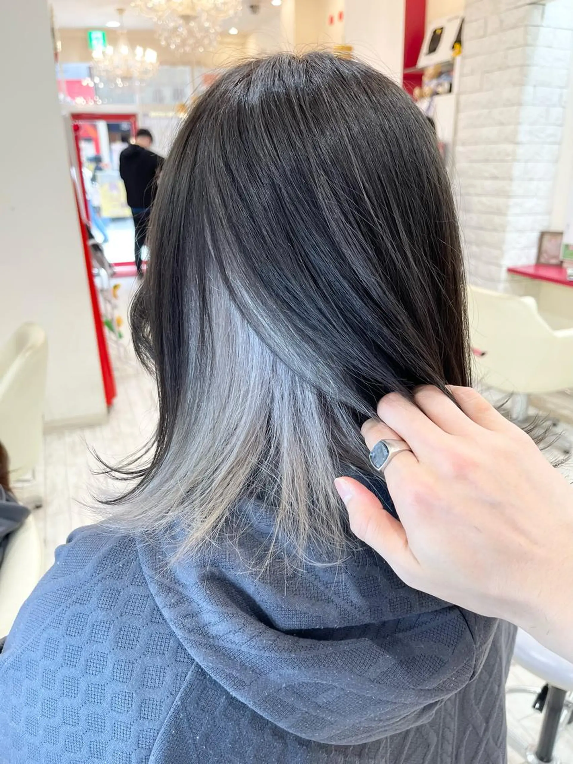 カラー ブリーチ シルバー ホワイトシルバー ヘアカラー 名古屋のピンク好き かずくん🦩のヘアスタイル