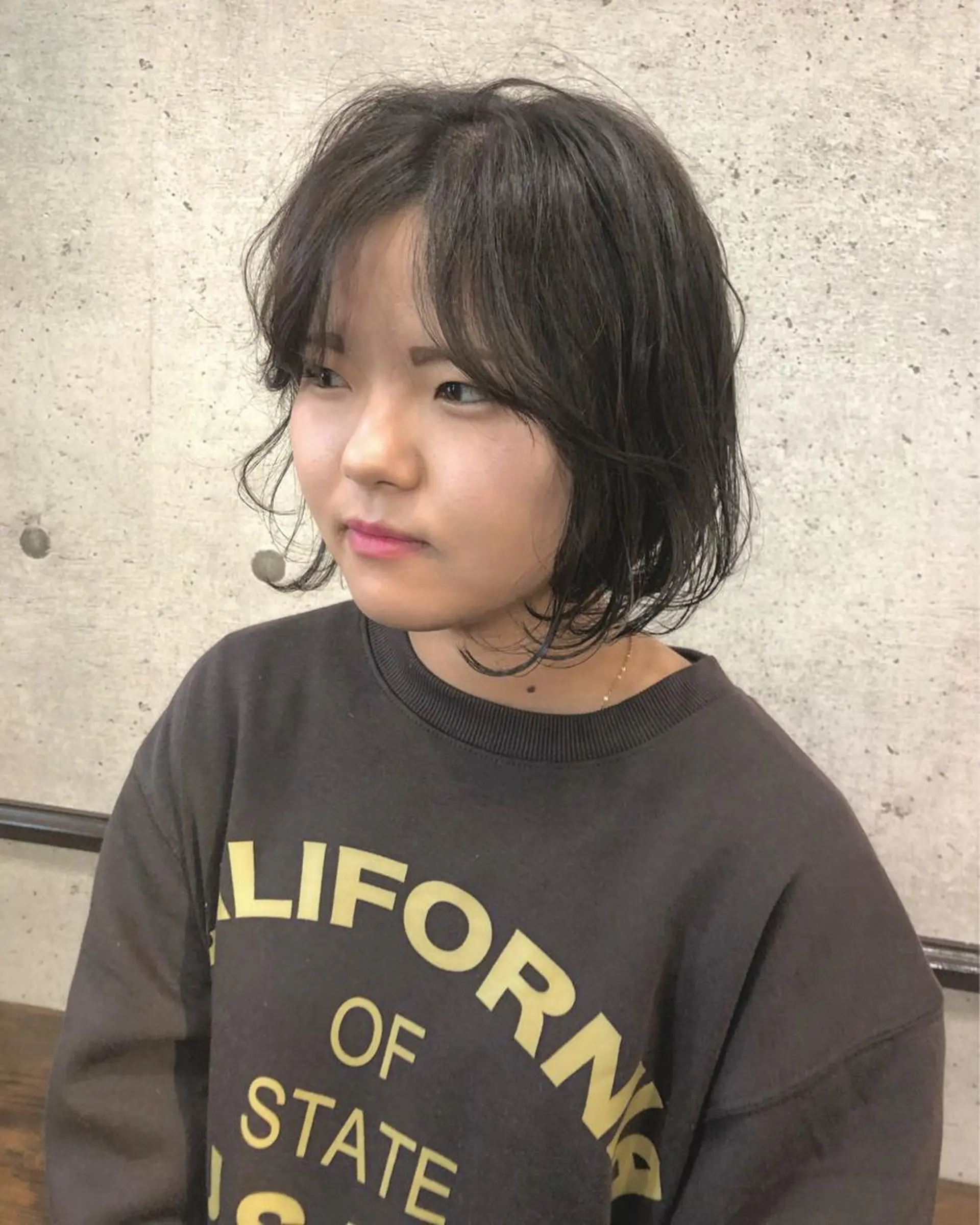 ショート カラー グレージュ カーキグレージュ カット ヘアカラー トリートメント 江原 彩華のヘアスタイル