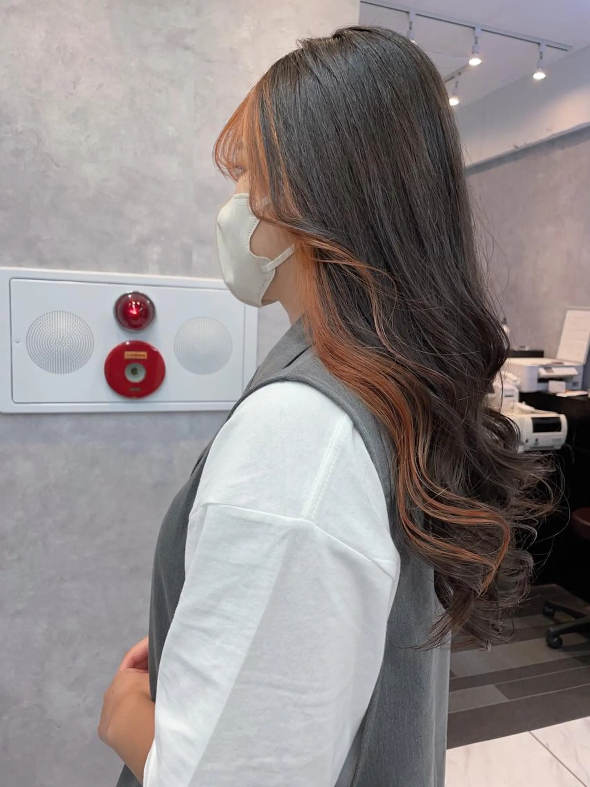 ロング カラー ブリーチ インナーカラー オレンジ カット ヘアカラー トリートメント _WHITE 天神店 YUMEKA🐻のヘアスタイル