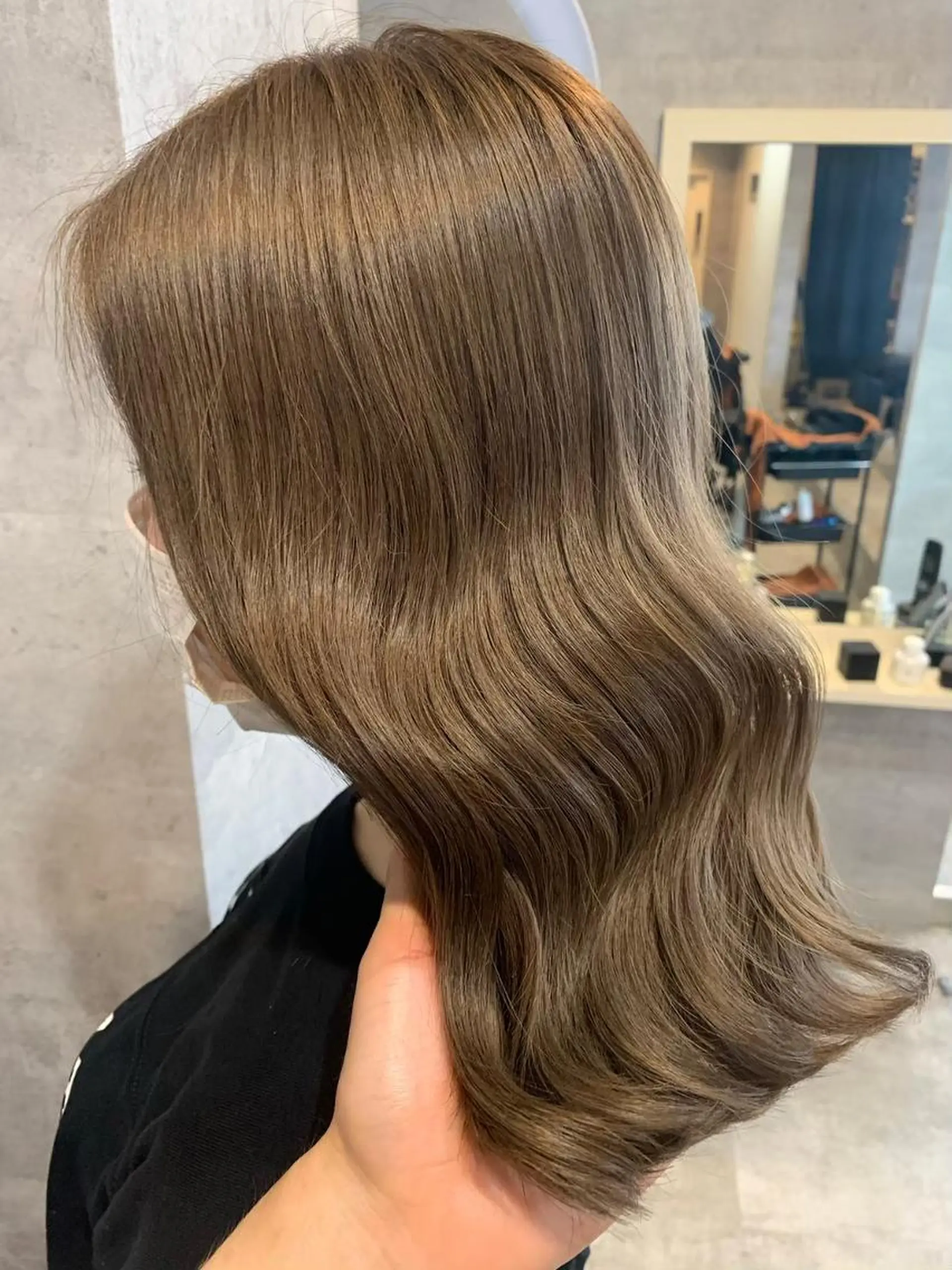 セミロング ボブ 斜めバング 外国人風カラー 伸ばしかけ ハイライト カット ヘアカラー トリートメント ＿WHITE鳳店 アンダーバーホワイトのヘアスタイル