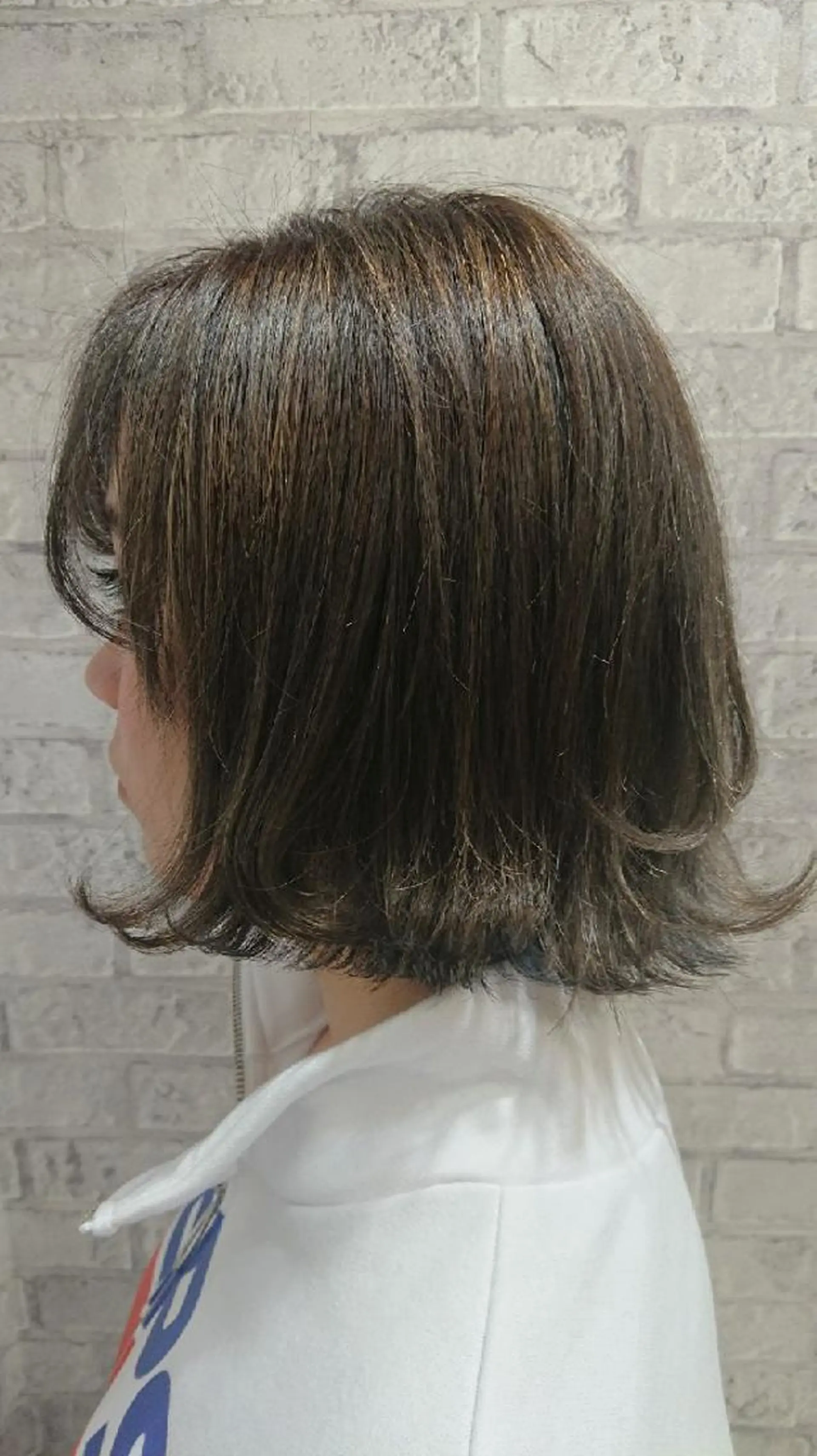 ショート カラー ヘアアレンジ 切りっぱなしボブ アッシュ ハイライトカラー ボブ ハイライト カット ヘアカラー トリートメント 秋山 幸太のヘアスタイル