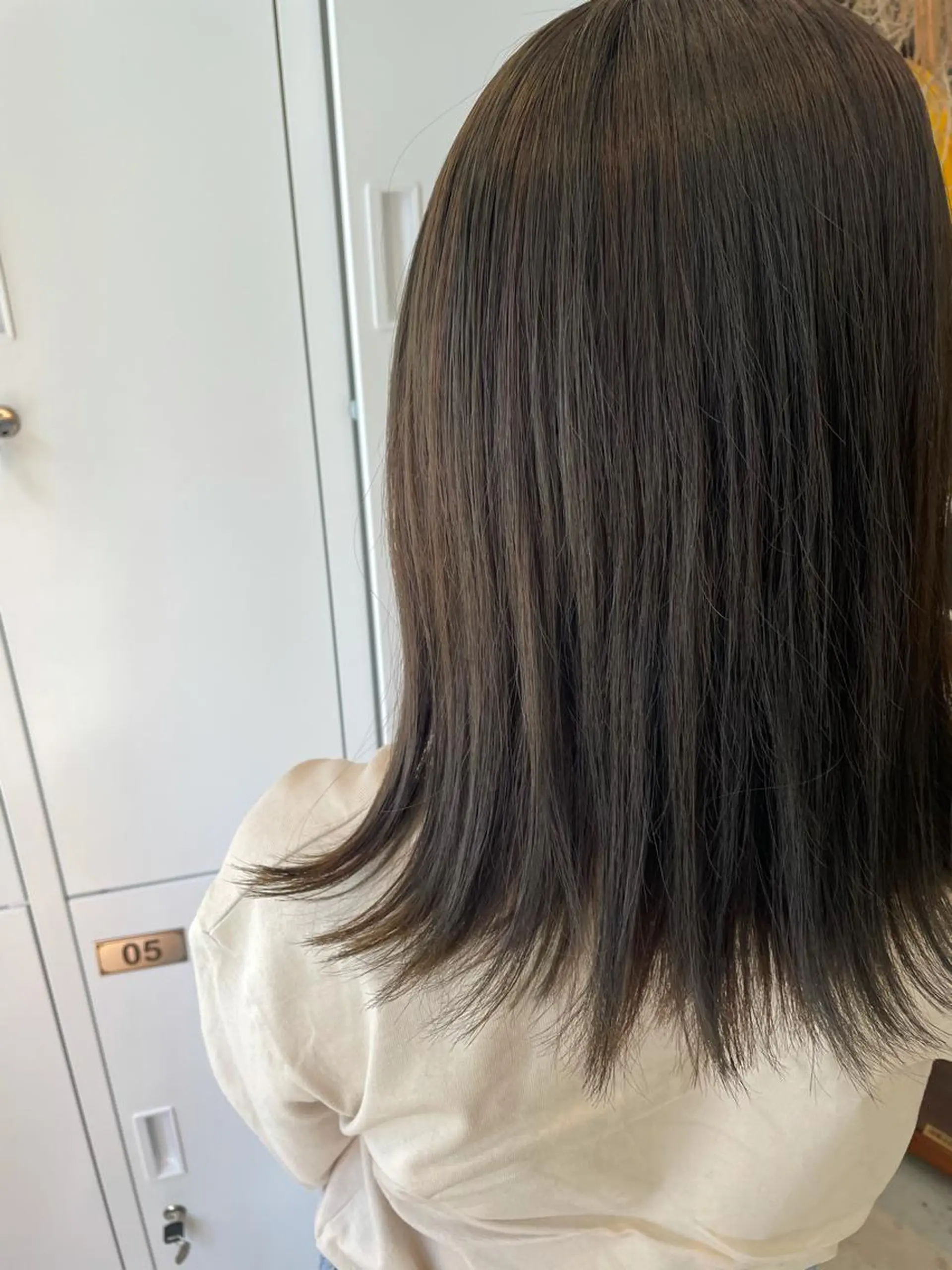 ミディアム カラー アッシュ ブリーチ ブリーチなしカラー オリーブアッシュ 中目黒🌼 🌼ハナのヘアスタイル