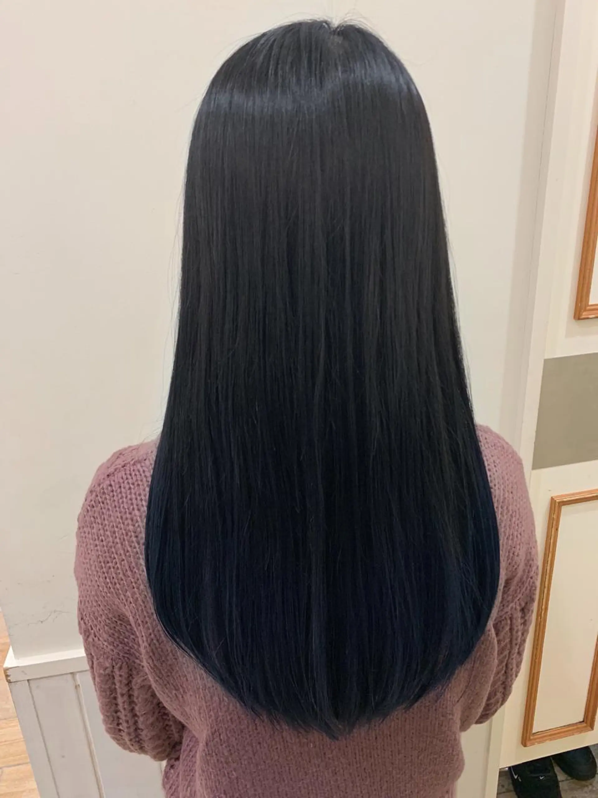 ロング カラー ブリーチ グラデーションカラー ネイビーカラー ぱつっとボブ/ 小野あかねのヘアスタイル