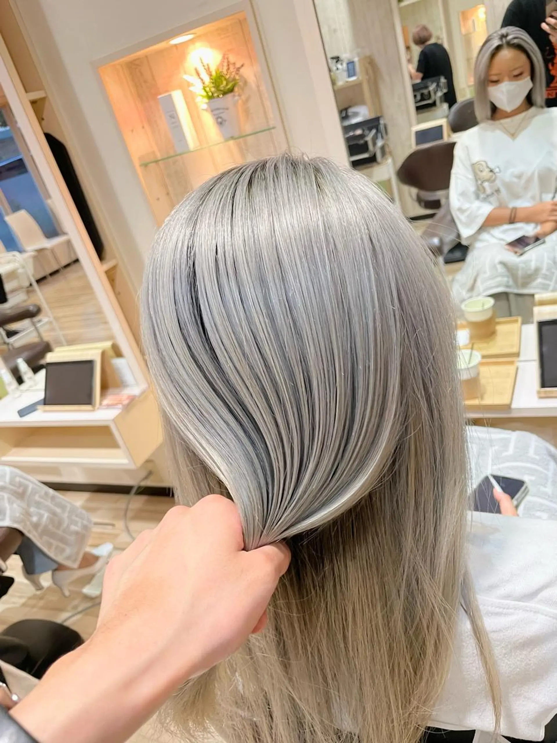 セミロング カラー 🌈派手髪ハイトーン 🌈鈴木亮太🌈のヘアスタイル