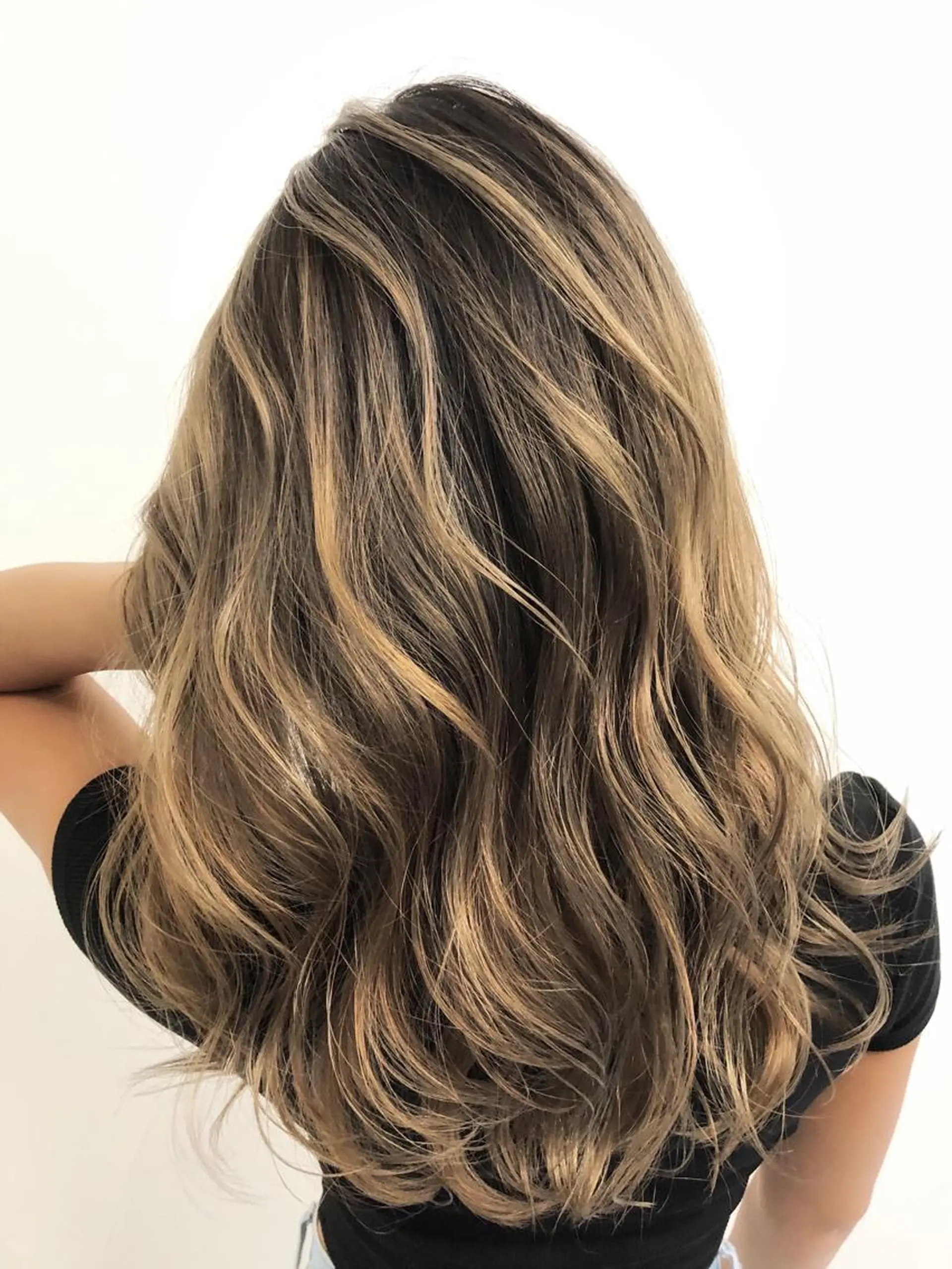 ロング カラー バレイヤージュ レイヤーカット biscohair 髪にドラマを。のヘアスタイル