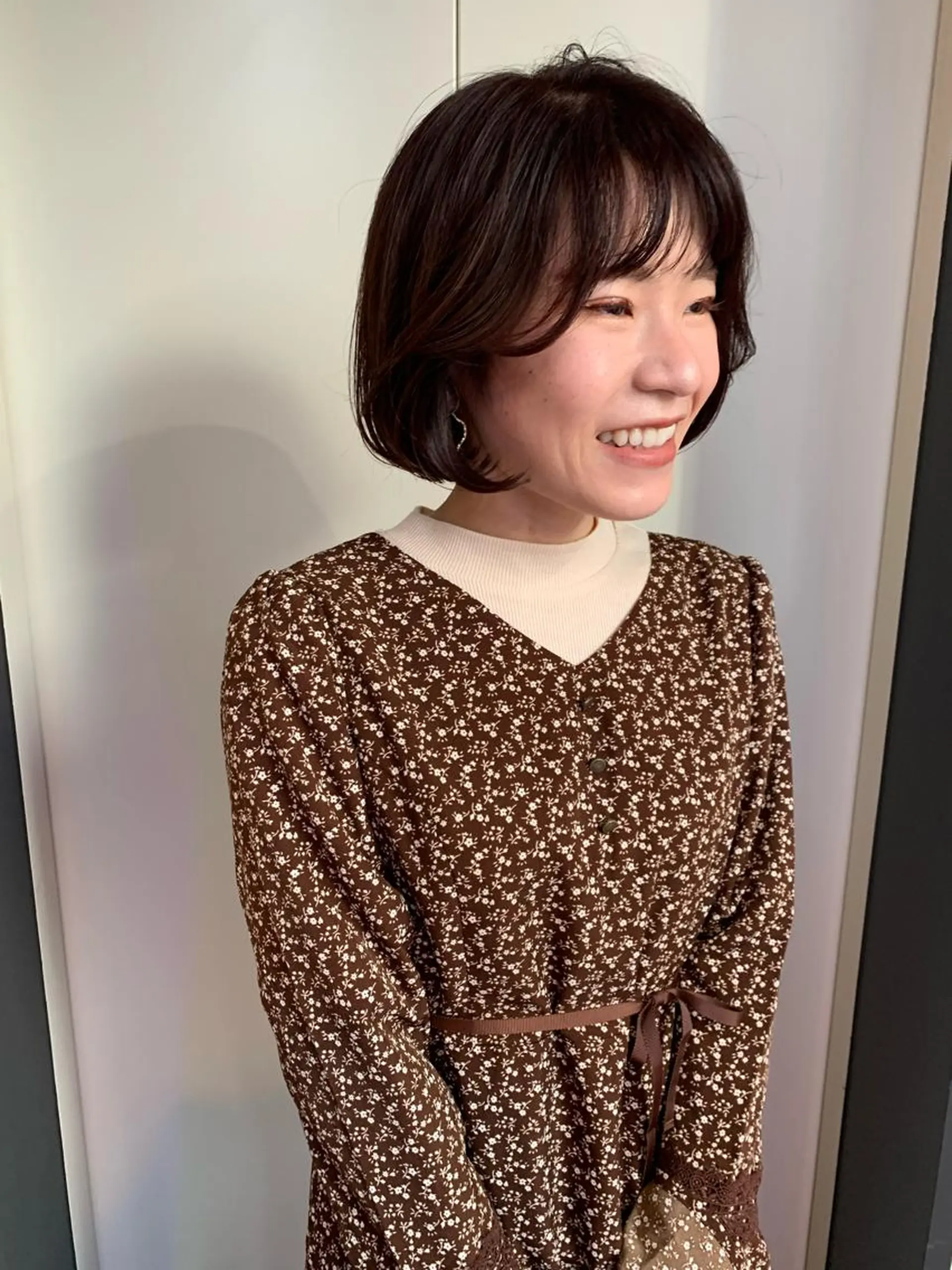 ミディアム カット ヘアカラー SAKINO． ベージュカラーのヘアスタイル