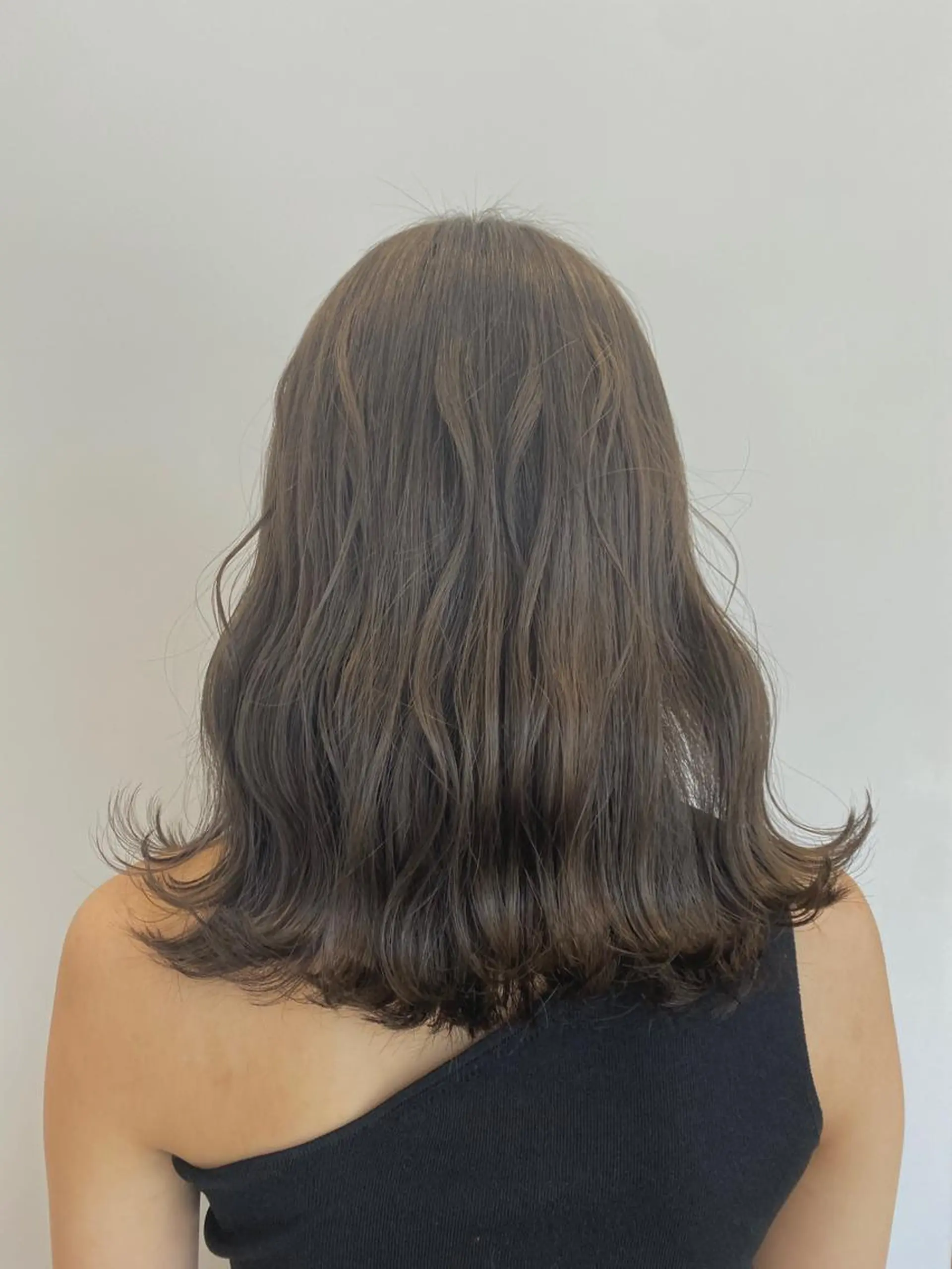 セミロング カラー ブリーチ 透明感カラー 和歌山韓国ヘア🌙 MOEのヘアスタイル