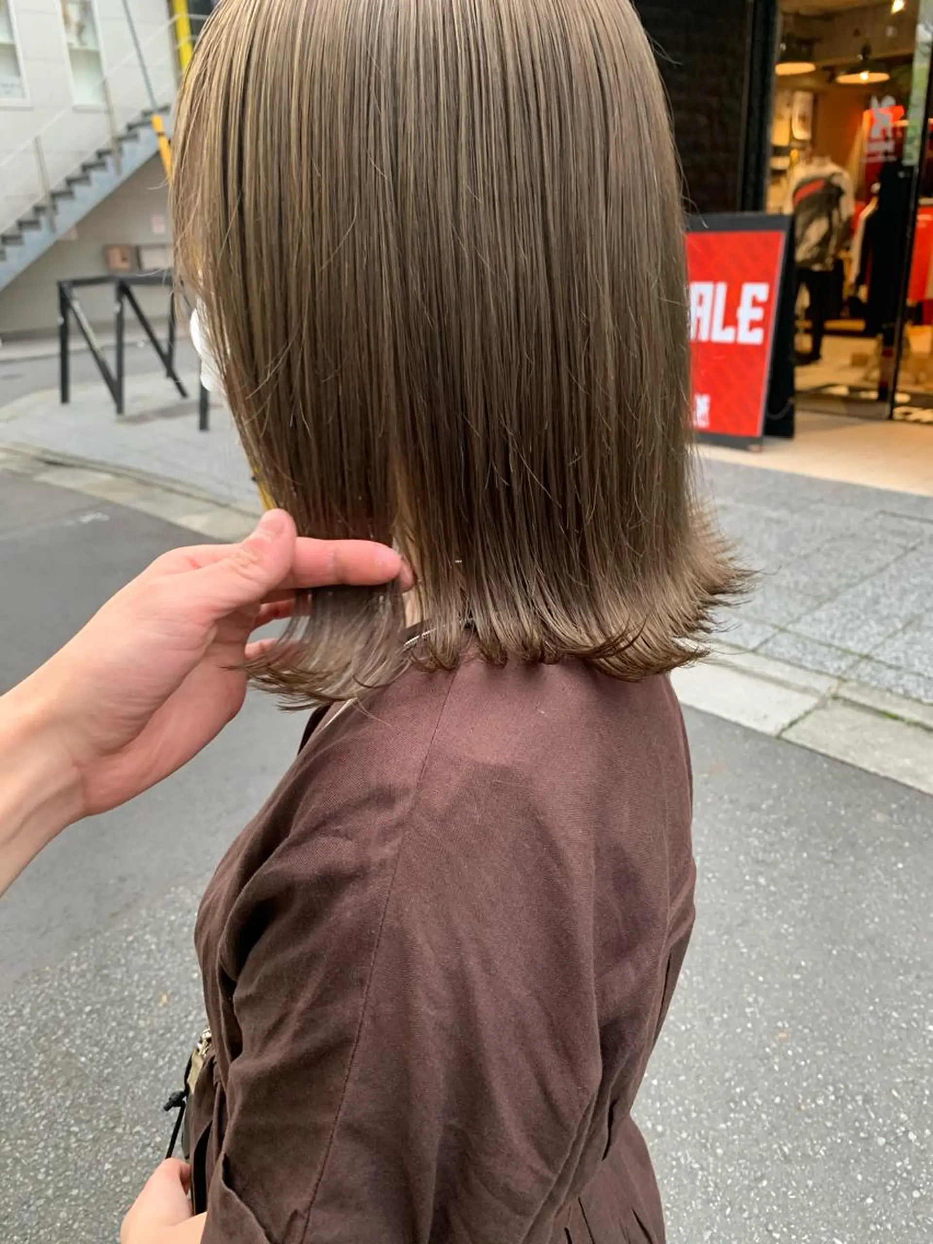 ミディアム カラー ネイル ヘアカラー トリートメント ハイトーンボブ 前田 表参道 グレージュのヘアスタイル