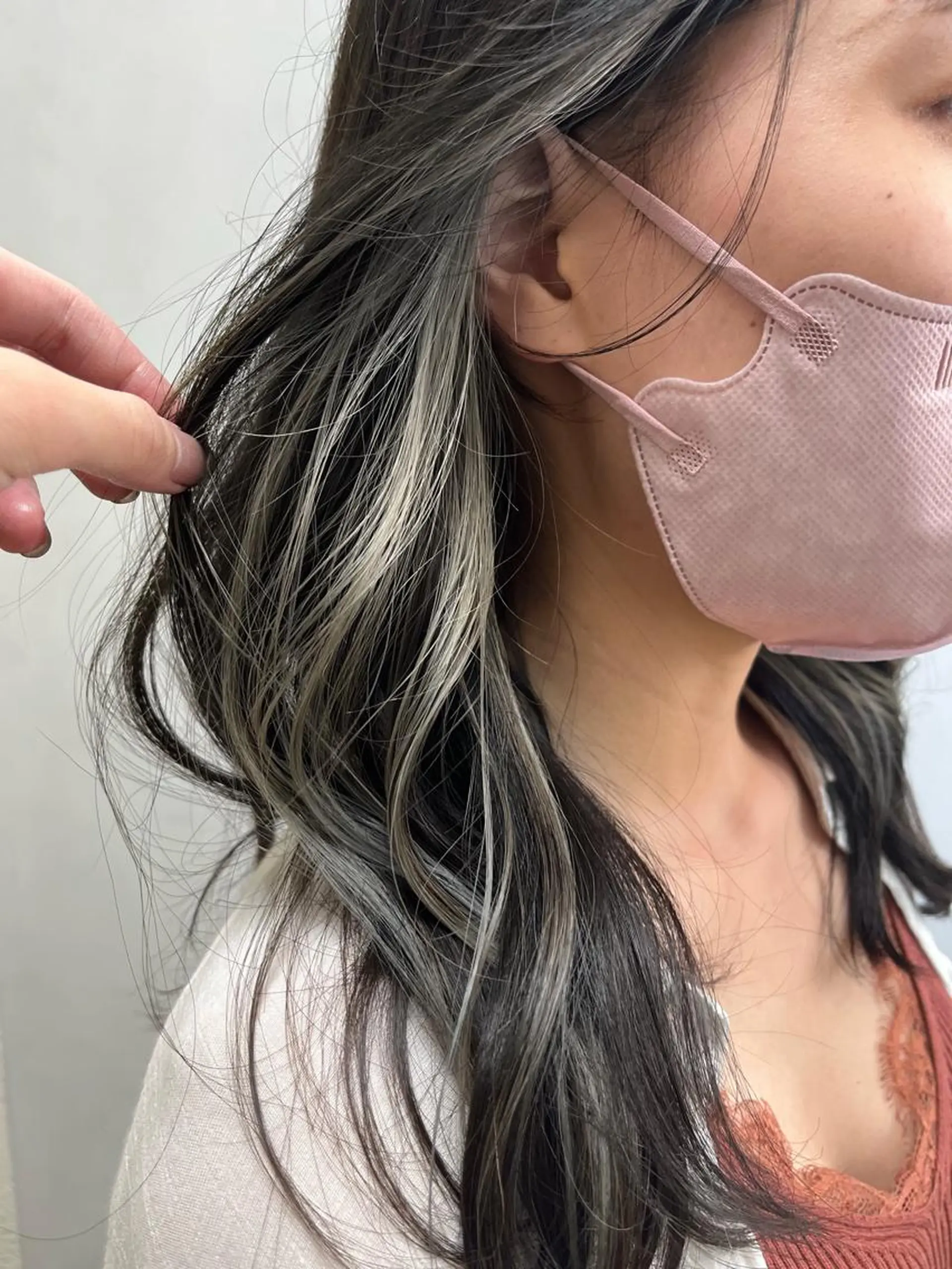 ロング カラー ブリーチ イヤリングカラー シルバー ホワイトシルバー ヘアカラー 🟢NEGi🟣 🫧髪質改善のヘアスタイル