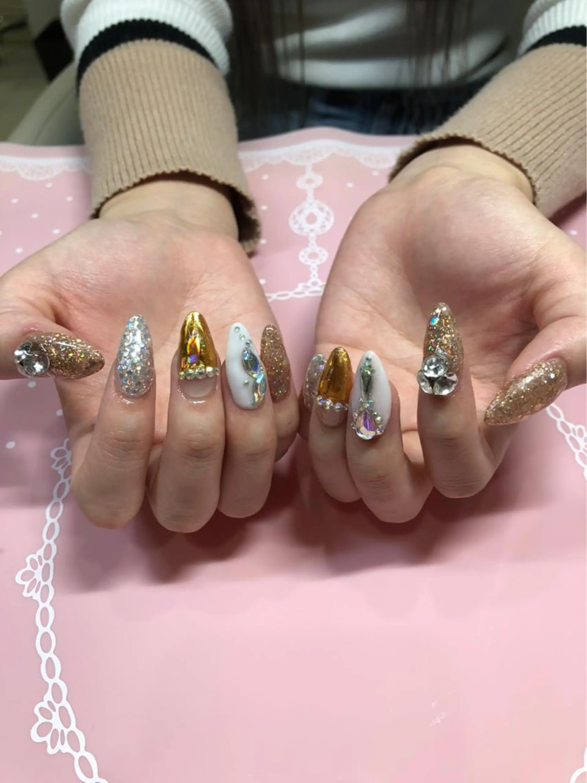 ミディアム ネイル アートネイル ワンカラーネイル ストーンネイル ハンドネイル 《LB》ラブリエ Nail&eyeのマツエク・マツパデザイン