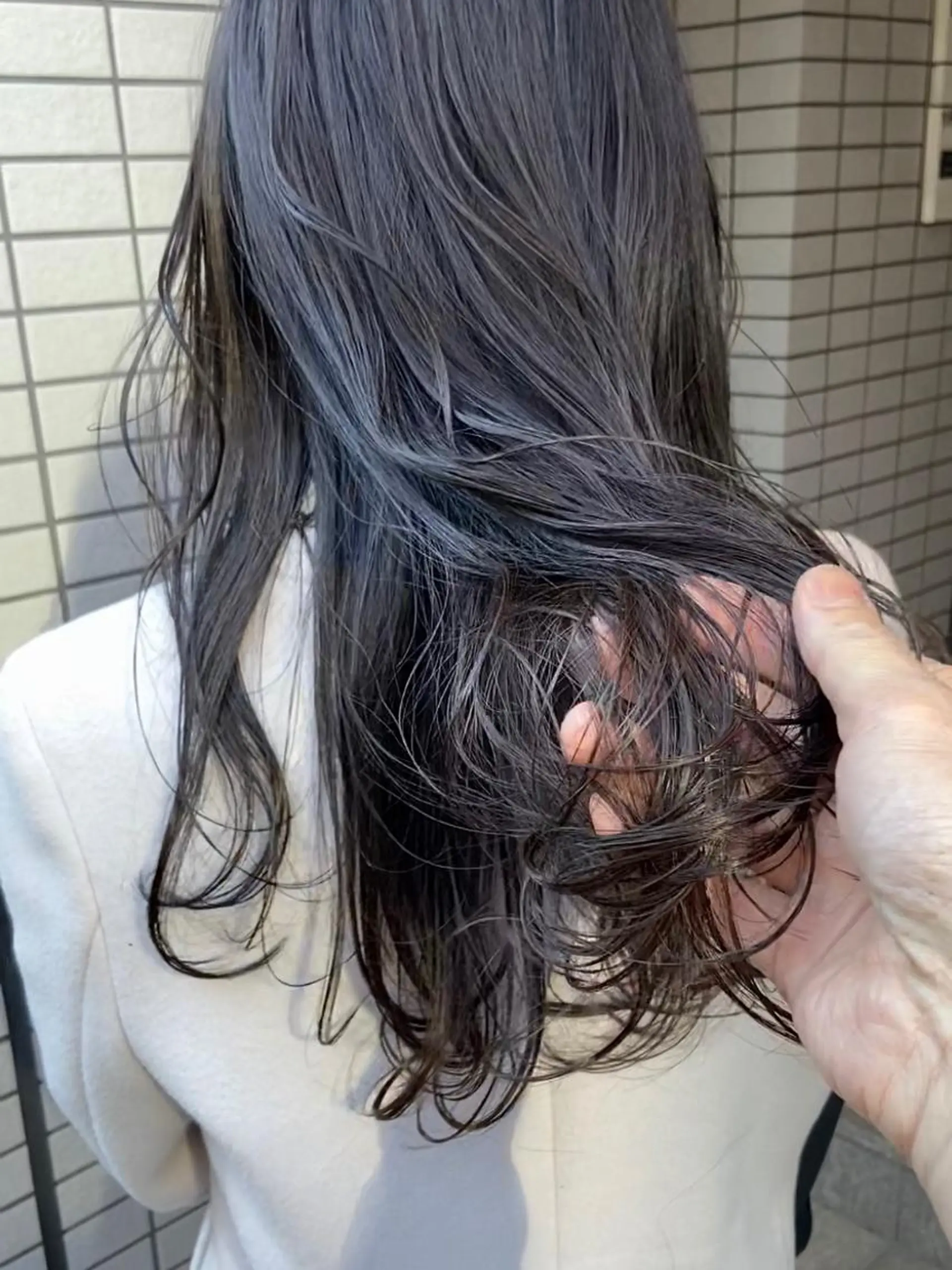 セミロング カラー アッシュ ダークグレー ダークグレージュ グレージュ 二児のパパで店長な 戸田健治のヘアスタイル