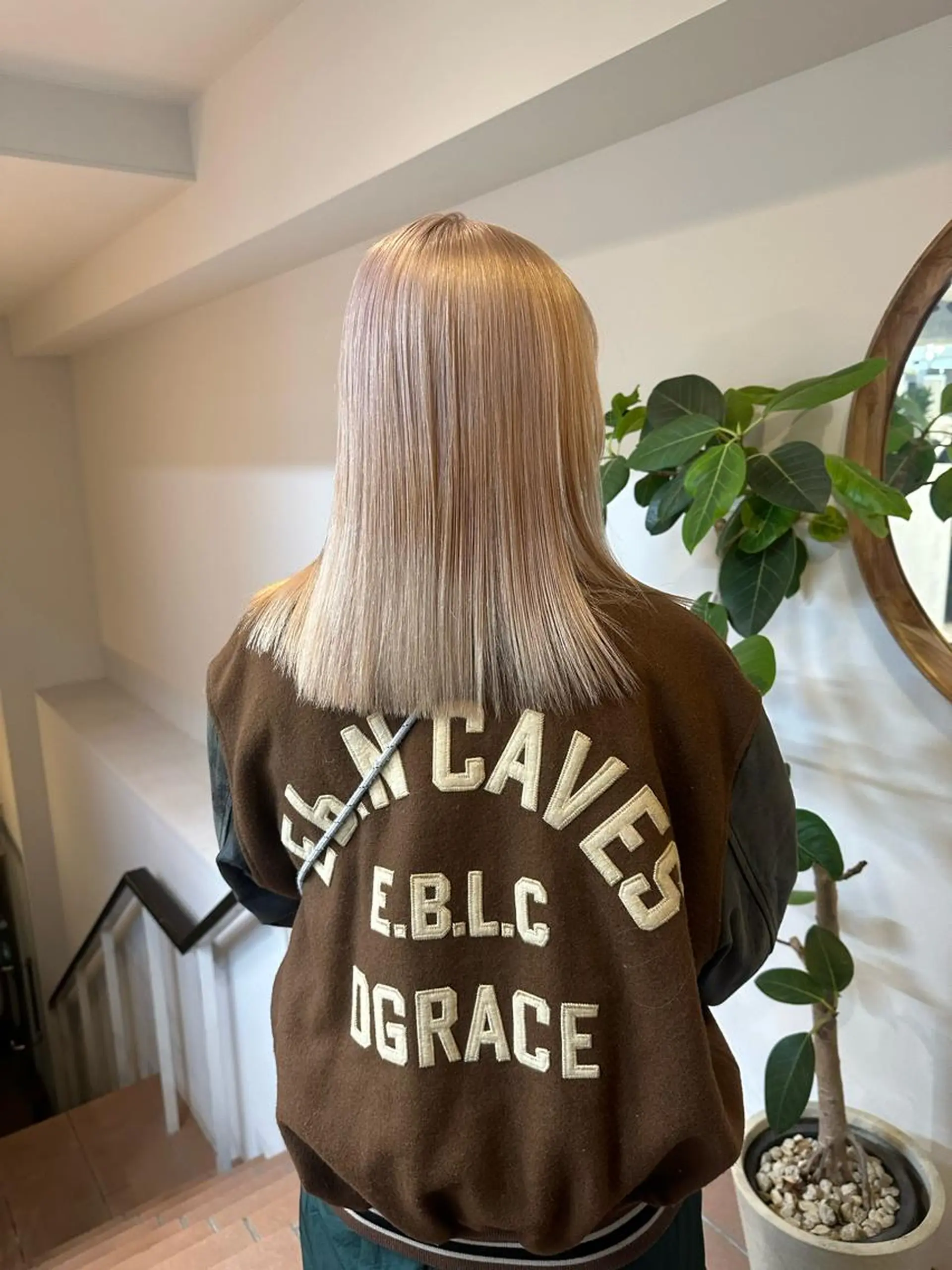 ミディアム カラー キッズ ネイル マツエク・マツパ アイブロウ ホワイト ハイライト🌟/ ボブ/豊田のヘアスタイル